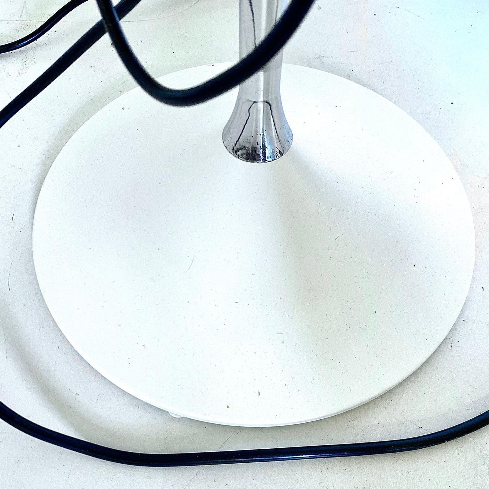 Design White Metal Floor Lamp, Elio Martinelli for Martinelli Luce, Italy 1970 For Sale 1