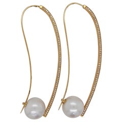 Design Winning 18 Karat Yellow Gold Earrings with Diamonds and South Sea Pearl