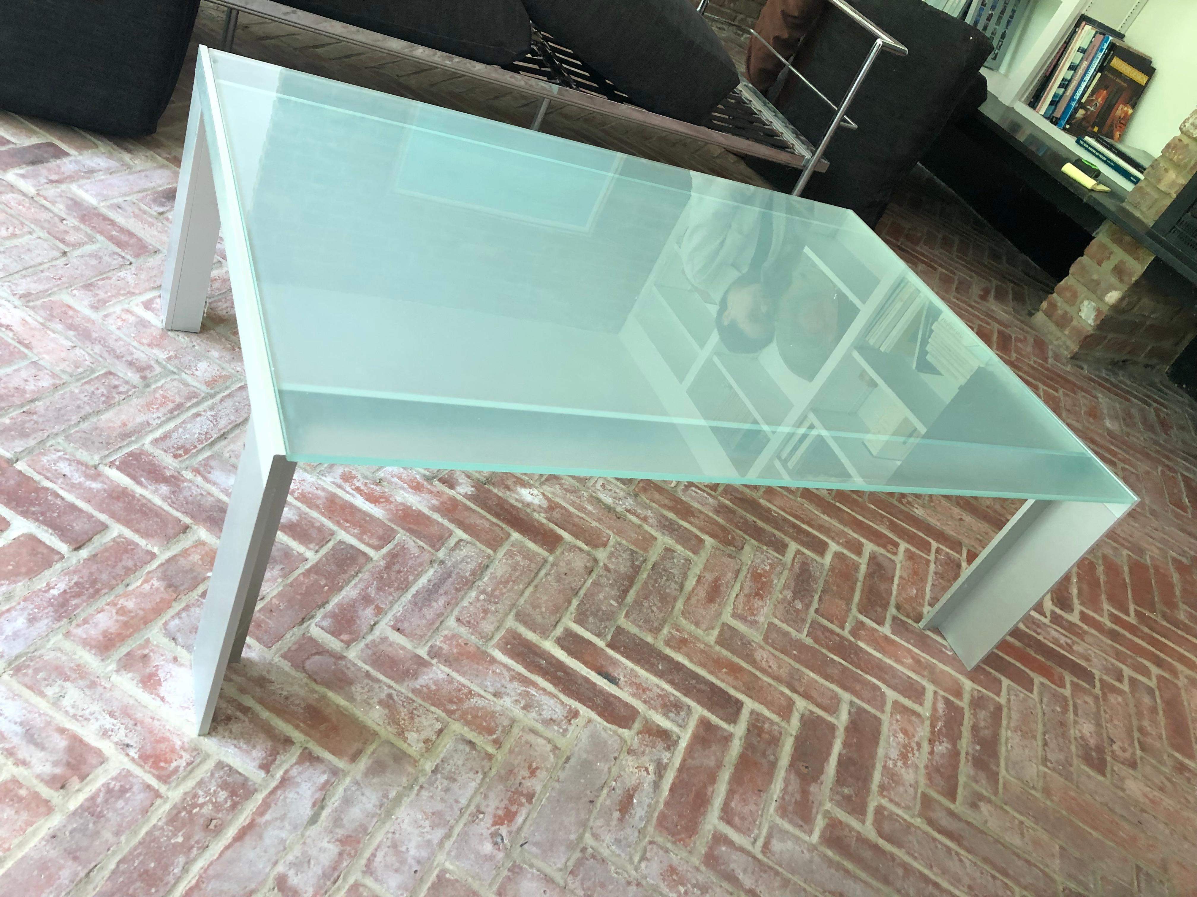 Moderne Design Within Reach Table basse rectangulaire en verre dépoli et acier en vente
