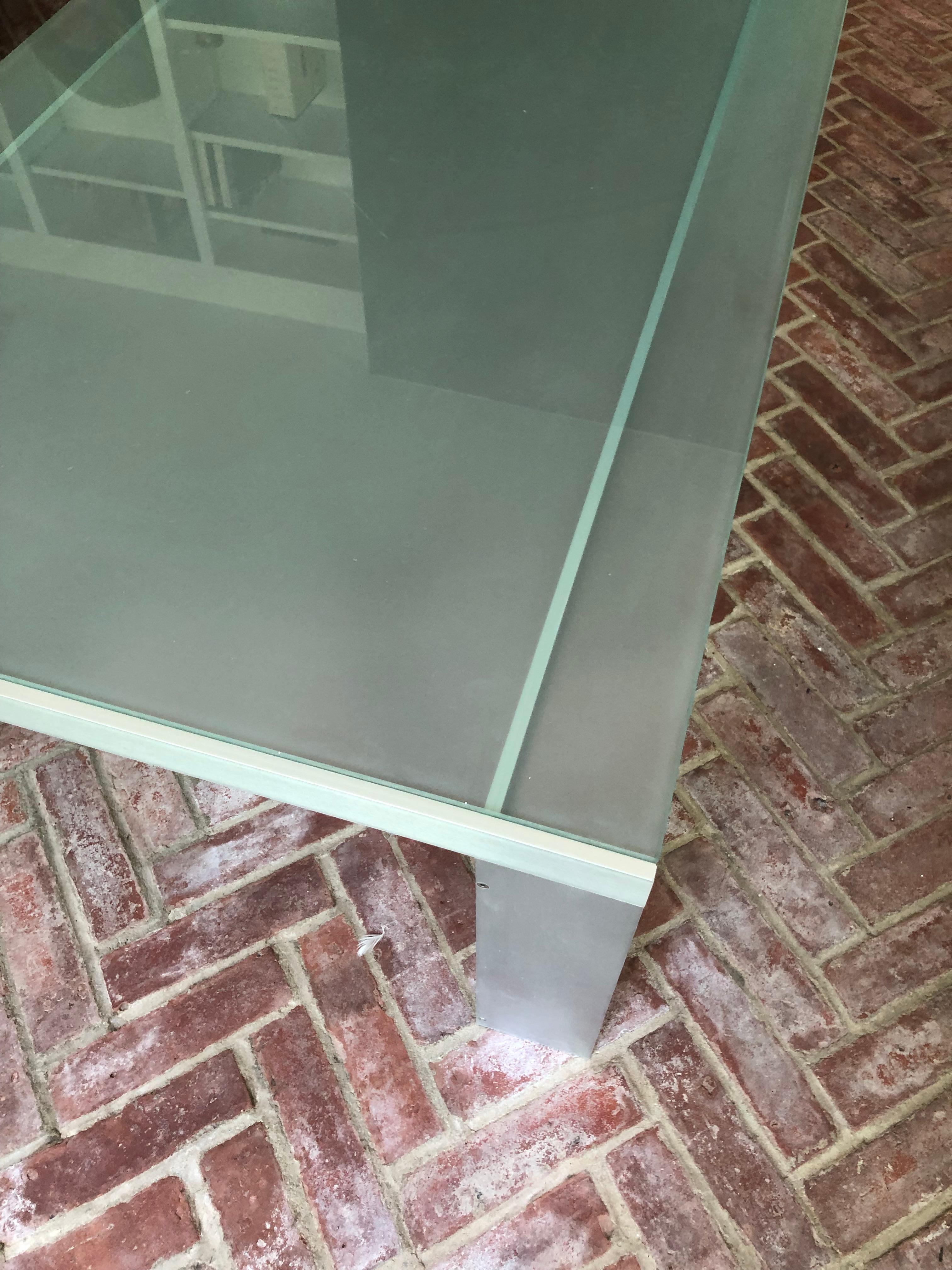 Américain Design Within Reach Table basse rectangulaire en verre dépoli et acier en vente