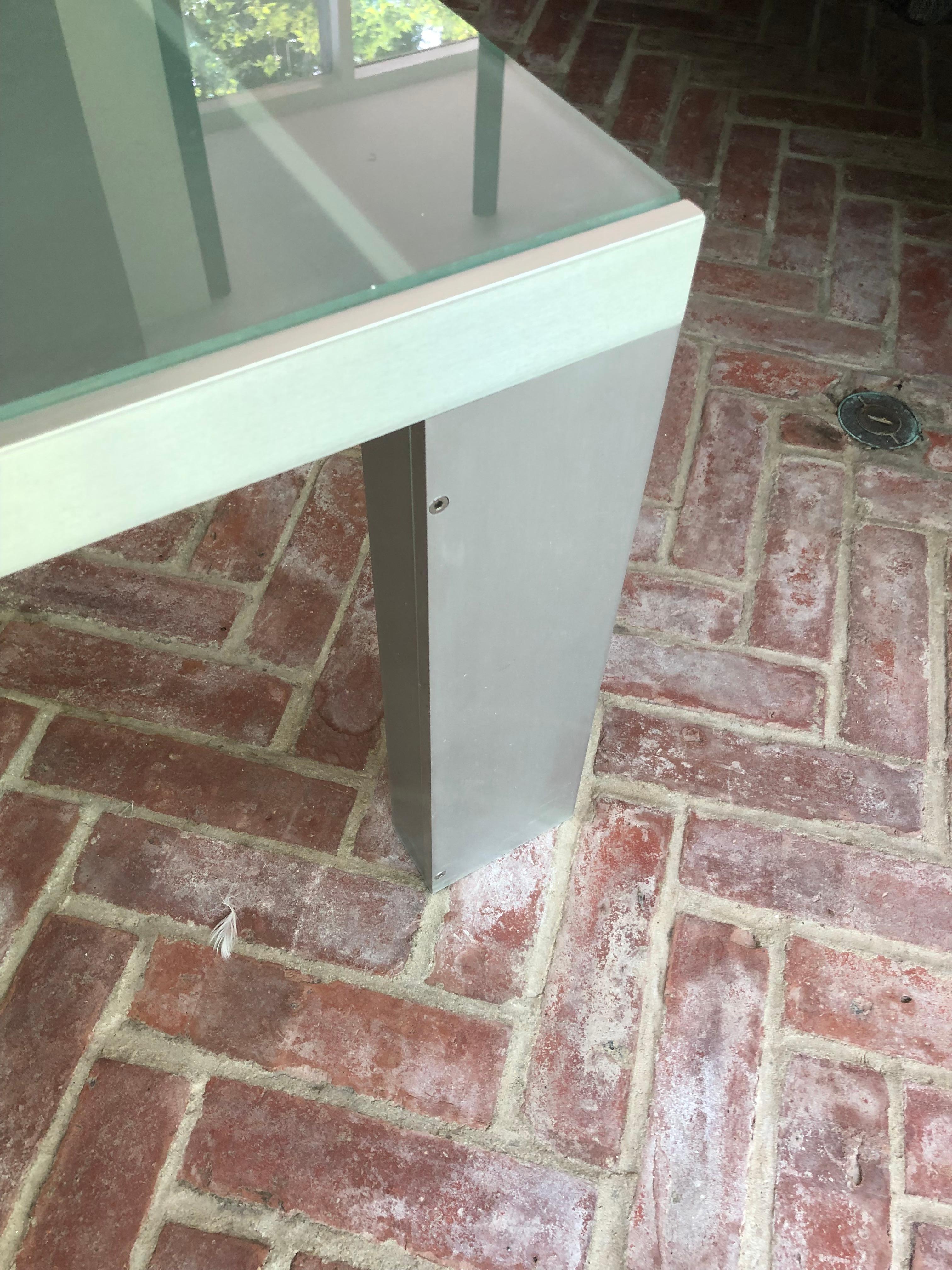 Design Within Reach Table basse rectangulaire en verre dépoli et acier en vente 1