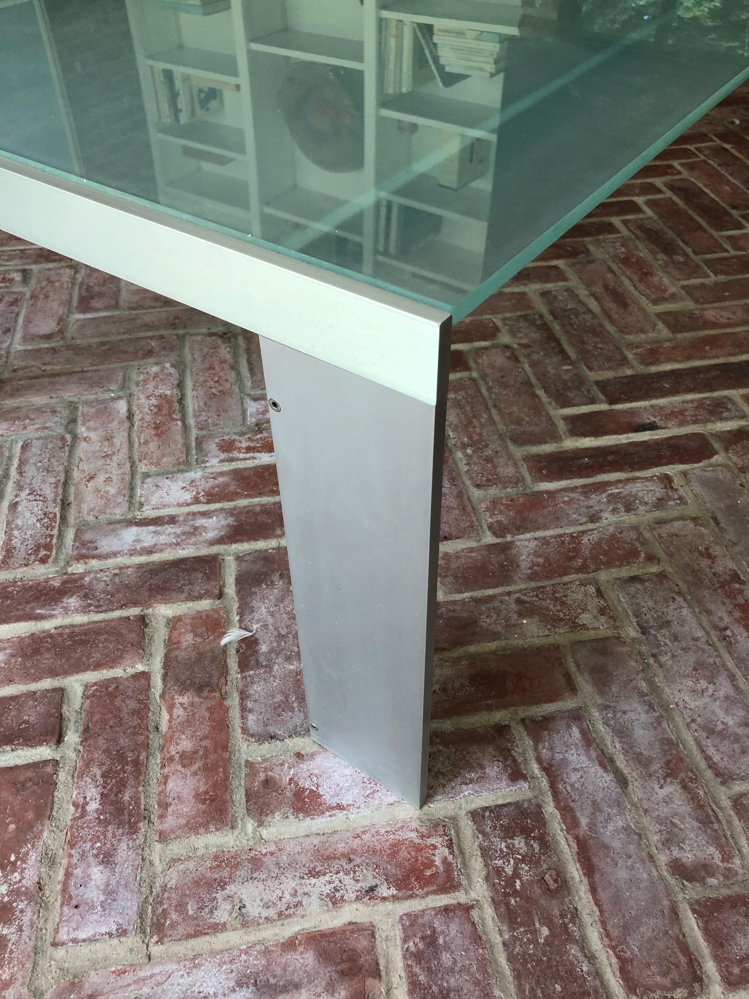 Design Within Reach Table basse rectangulaire en verre dépoli et acier en vente 2