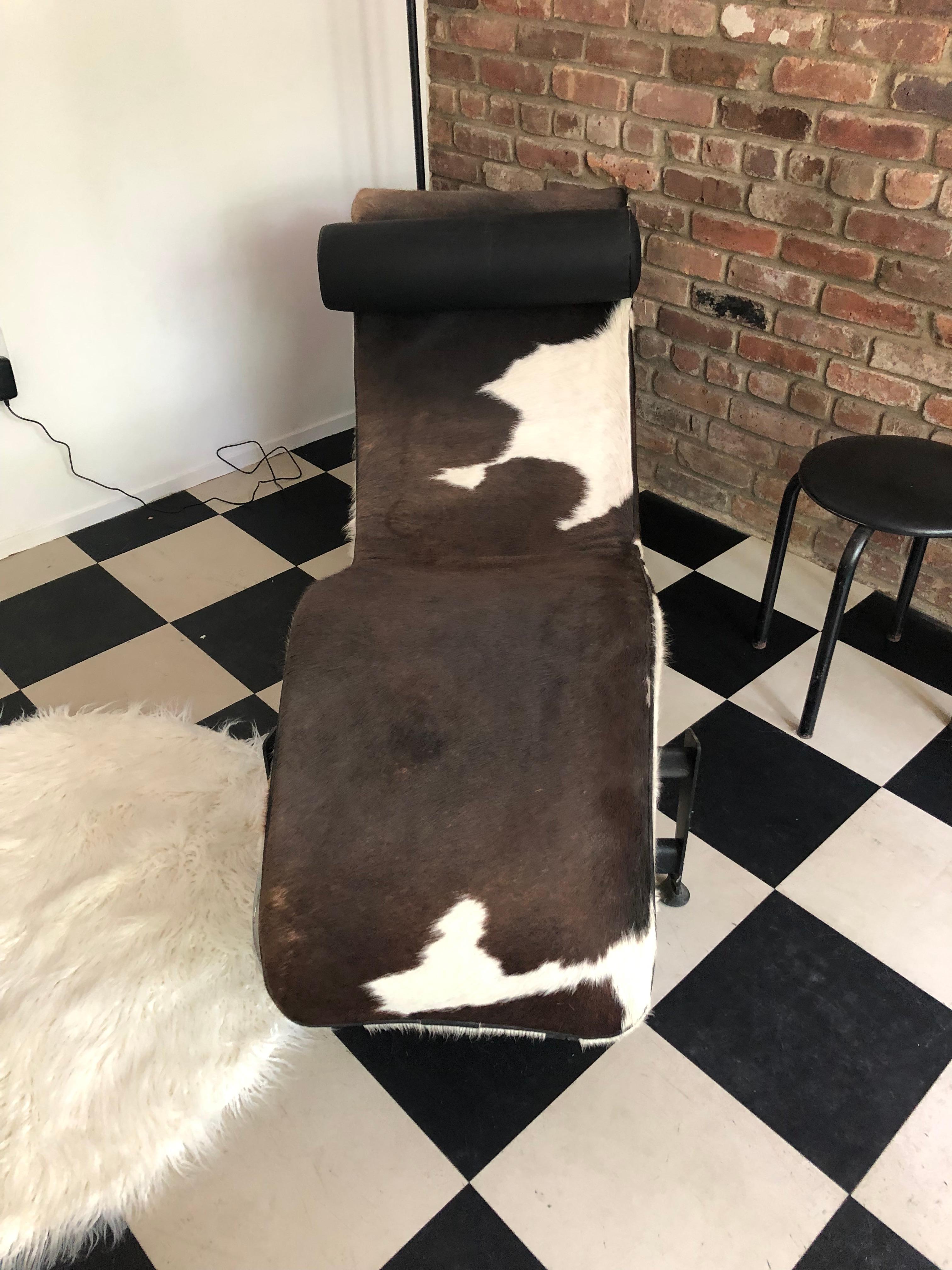Design Within Reach Le Corbusier Cowhide Chaise Longue In Good Condition In Hopewell, NJ