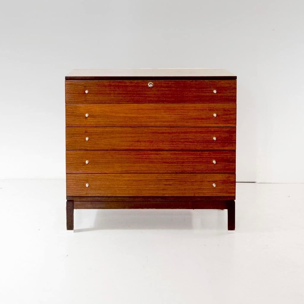 Cassettiera Wood di design, Ennio Fazzoli per MIM Roma , Italia 1960s

Un'elegante cassettiera della metà del secolo scorso, realizzata in ricco legno di teak di colore scuro dalla casa di design italiana MIM (Mobili Italiani Moderni), Roma. 

Il