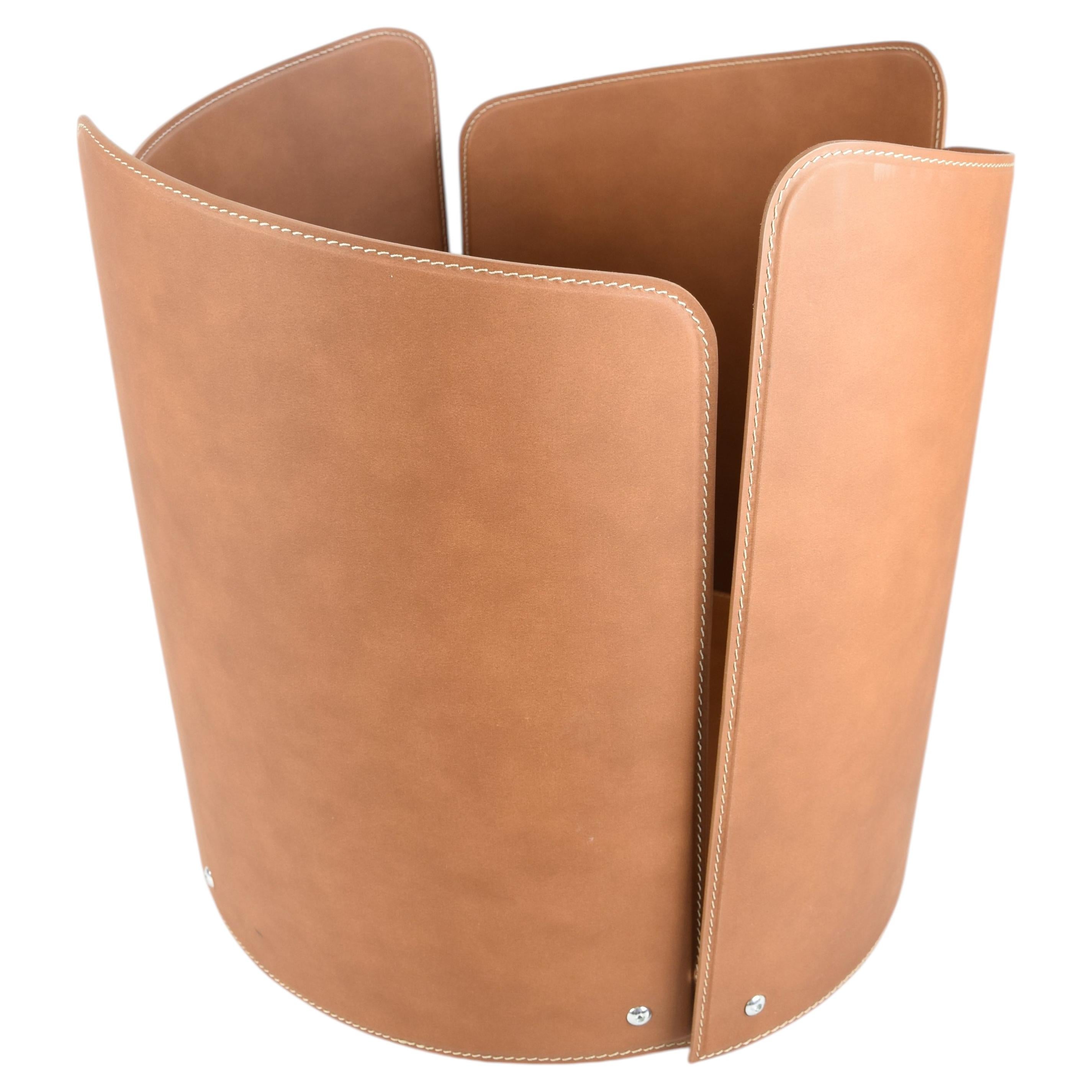 Moderner Holzhalter CLORI: Steele & regeneriertes Leder – Durchmesser 50 cm im Angebot
