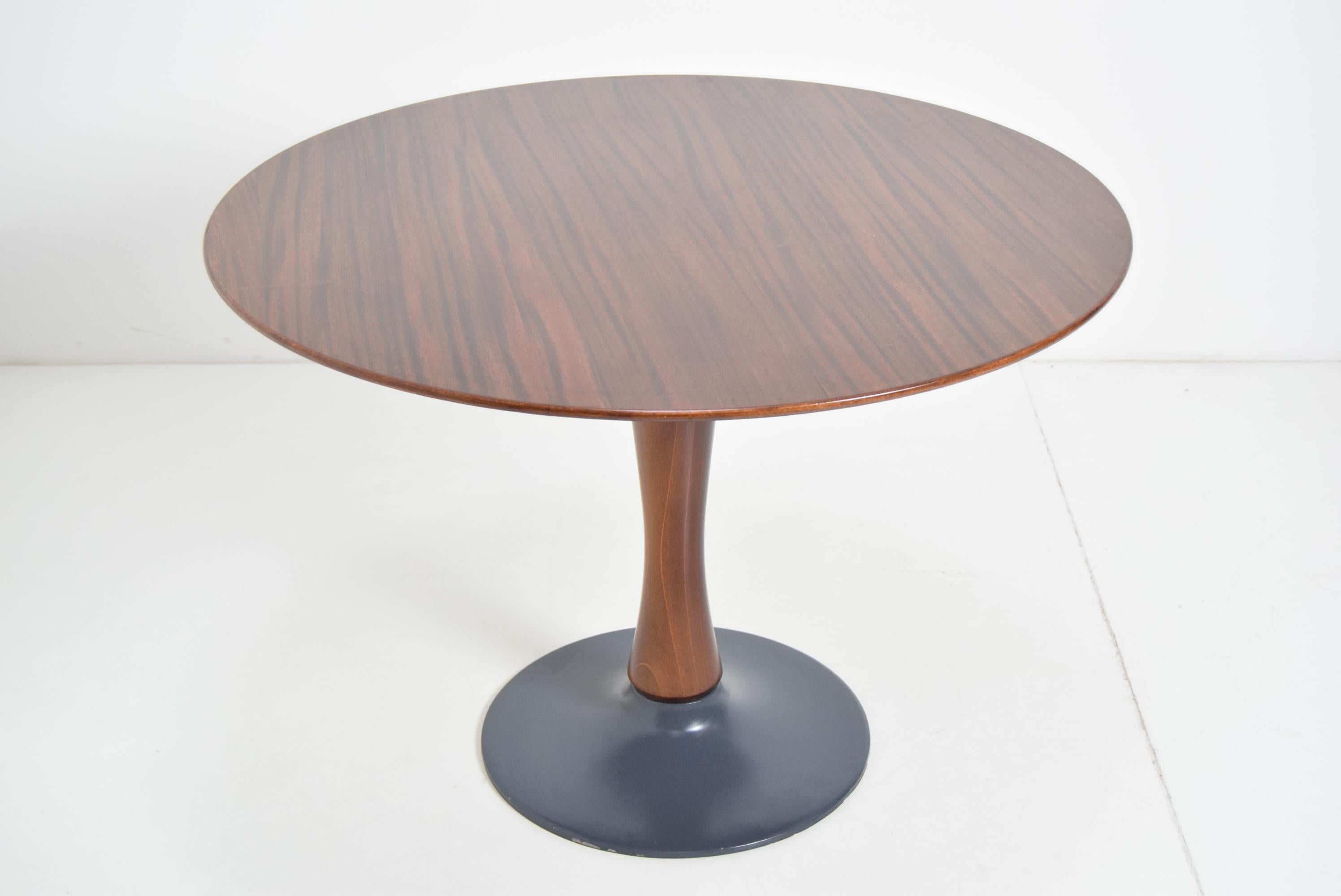 Made in Czechoslovakia
Made of beech, veneer and metal
Very nice table
Original condition.