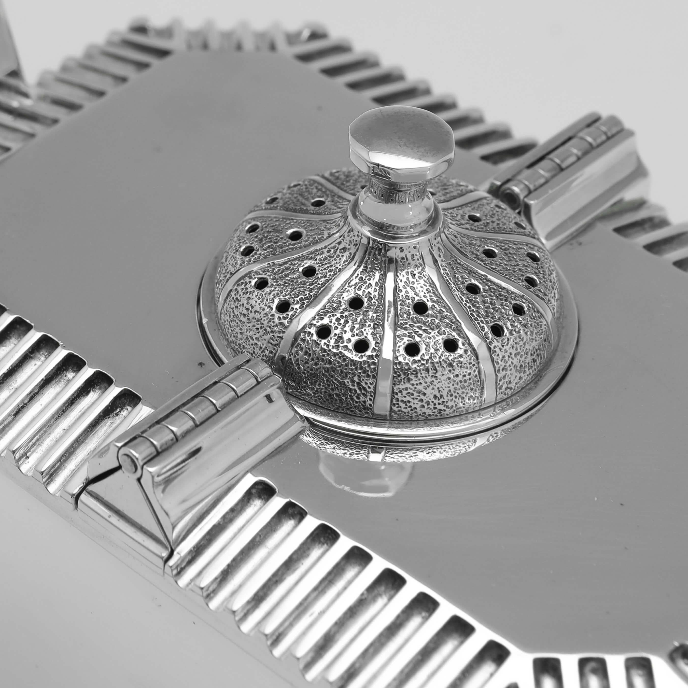 Designed by Anthony Elson for Hennell Frazer & Haws - Stylish Silver Condiment  In Good Condition For Sale In London, London