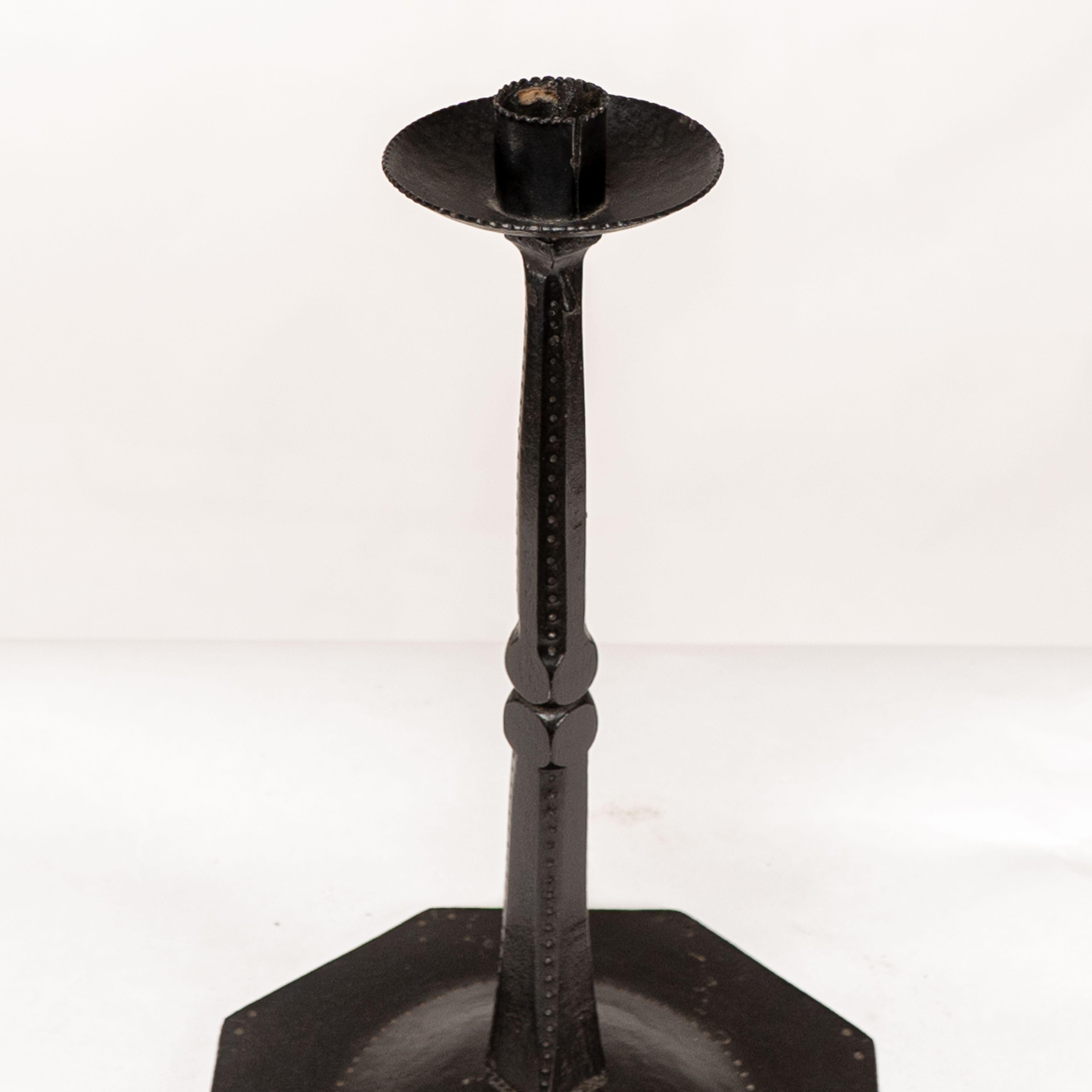 Ernest Gimson e realizzato da Alfred Bucknell. Un raro candelabro in acciaio insolitamente alto in vendita 4