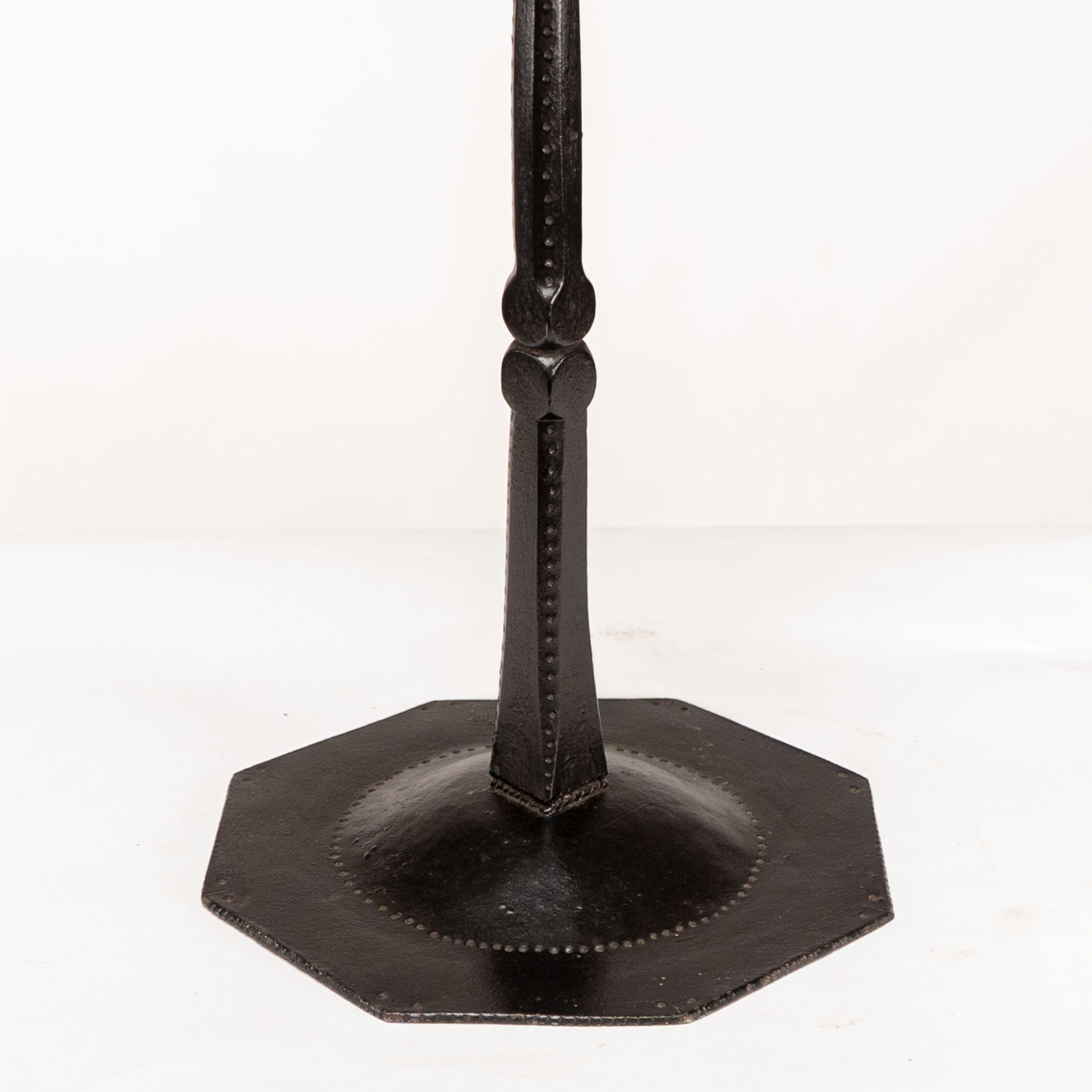 Ernest Gimson e realizzato da Alfred Bucknell. Un raro candelabro in acciaio insolitamente alto in vendita 7