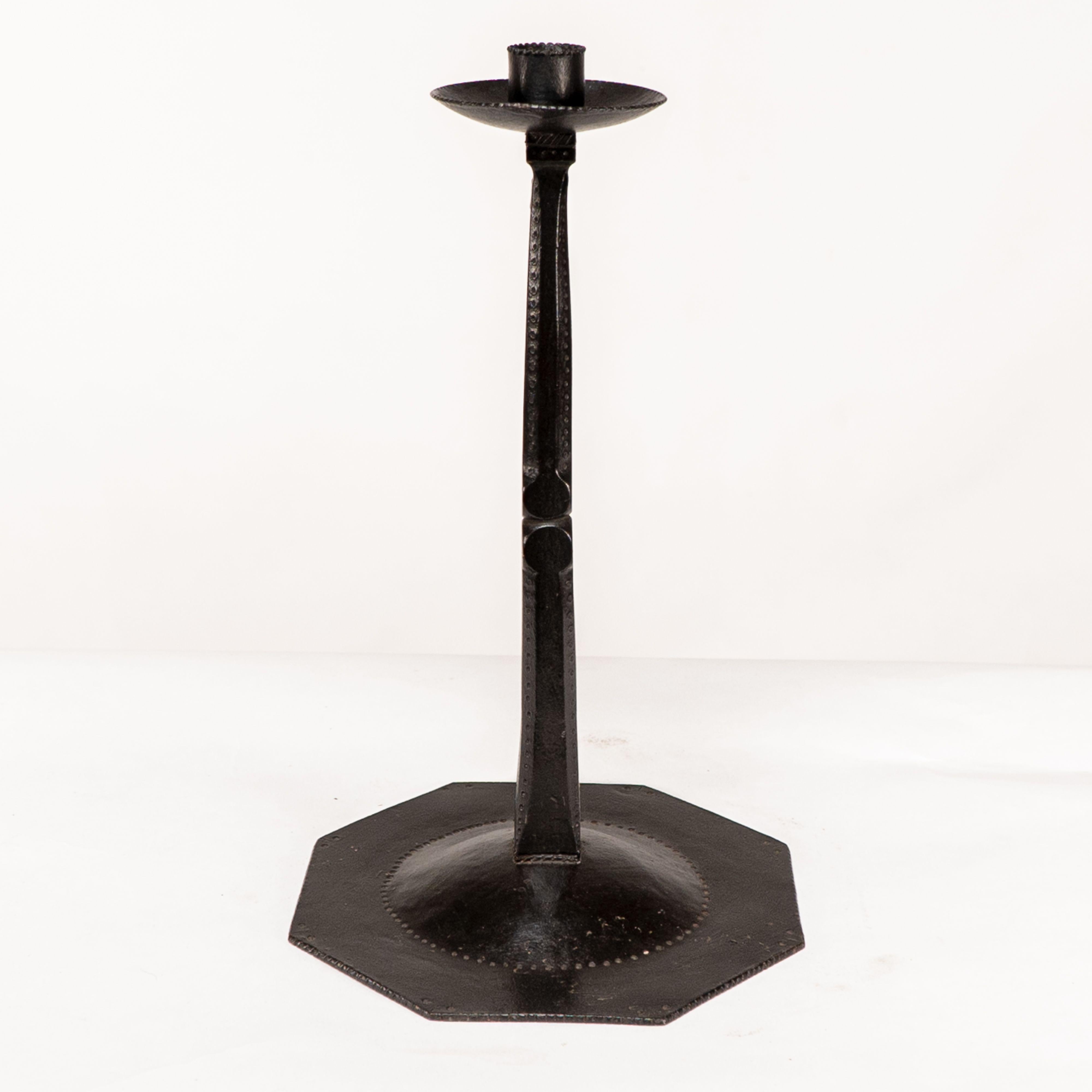 Arts and Crafts Ernest Gimson e realizzato da Alfred Bucknell. Un raro candelabro in acciaio insolitamente alto in vendita