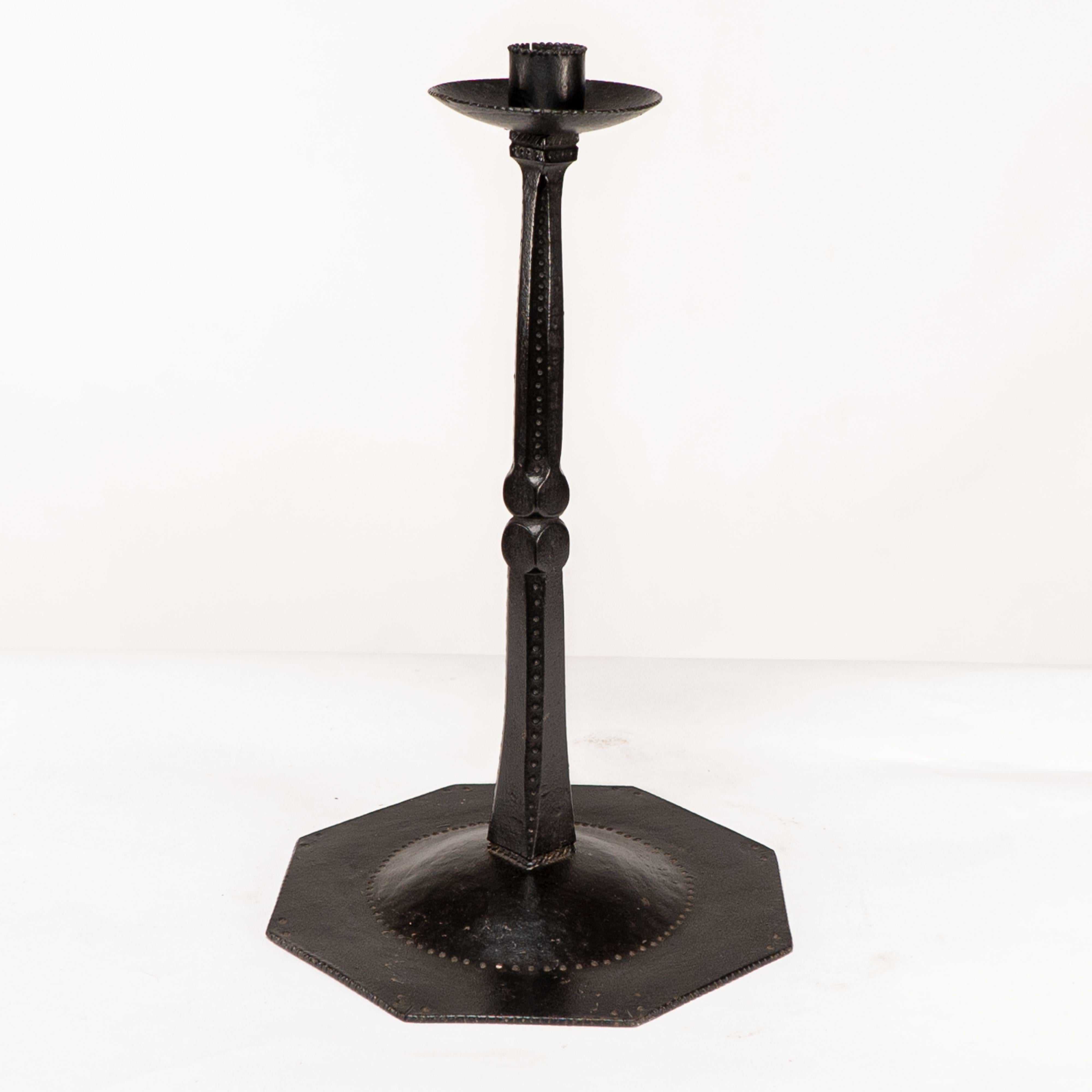 Ernest Gimson e realizzato da Alfred Bucknell. Un raro candelabro in acciaio insolitamente alto In condizioni buone in vendita a London, GB