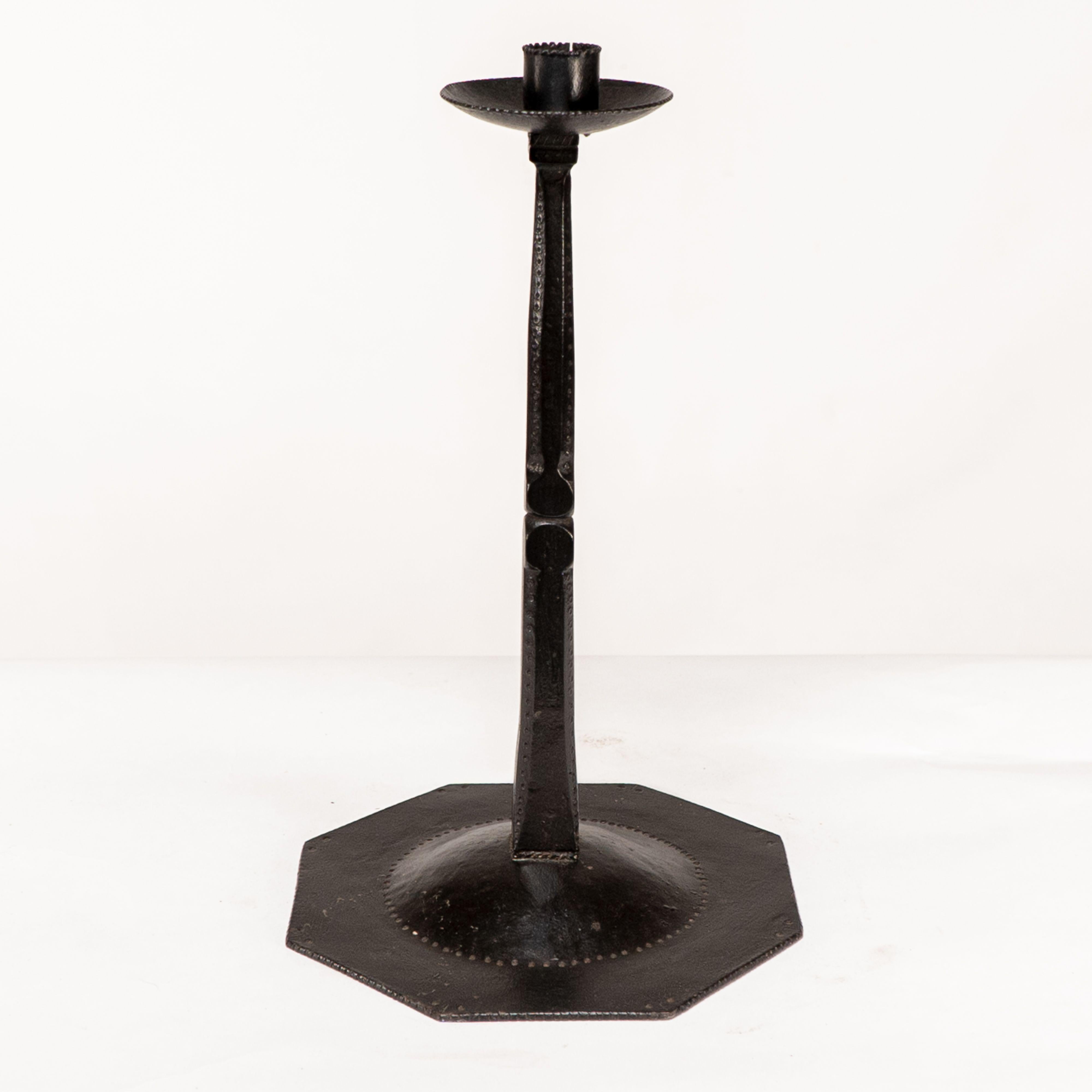 Inizio XX secolo Ernest Gimson e realizzato da Alfred Bucknell. Un raro candelabro in acciaio insolitamente alto in vendita