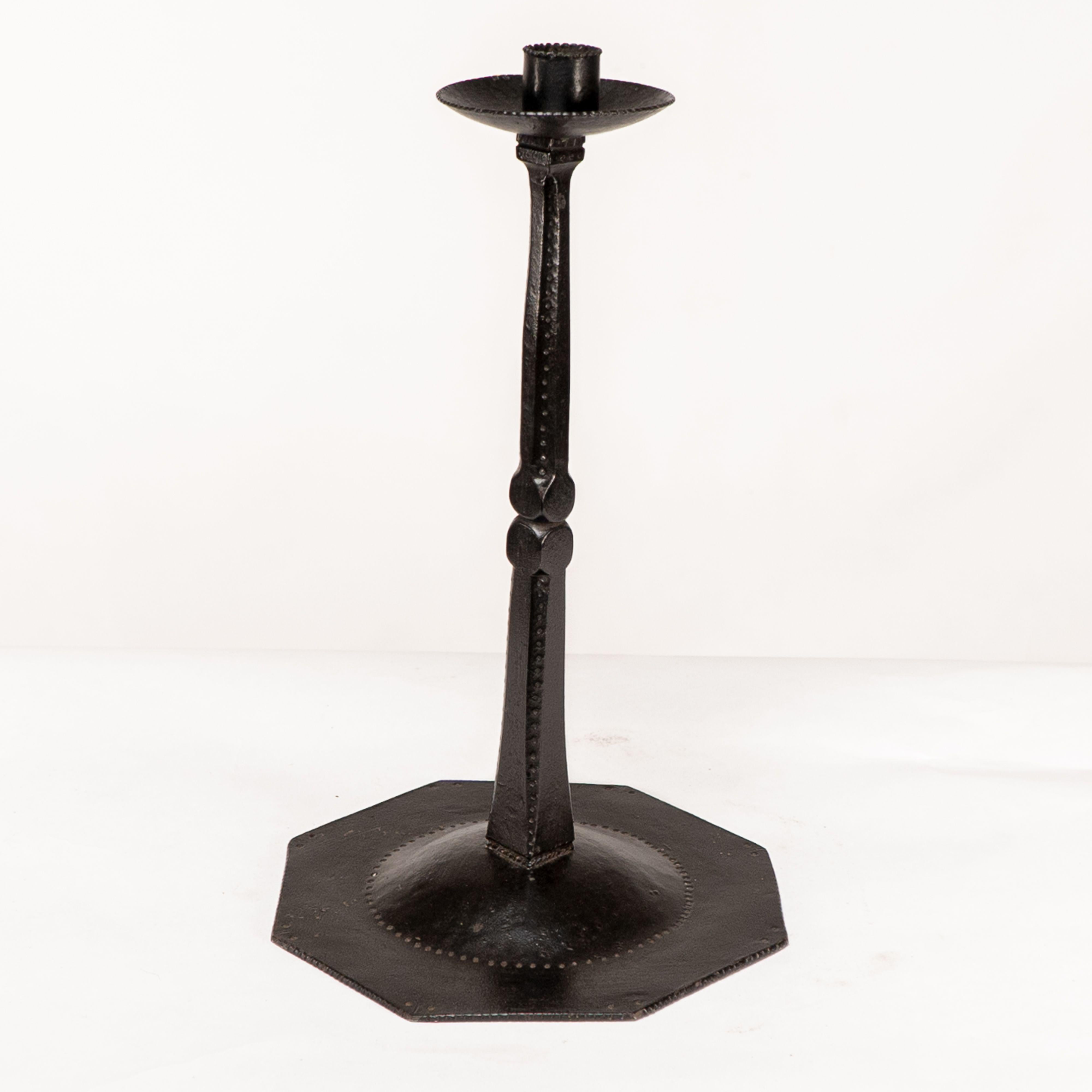 Acciaio Ernest Gimson e realizzato da Alfred Bucknell. Un raro candelabro in acciaio insolitamente alto in vendita