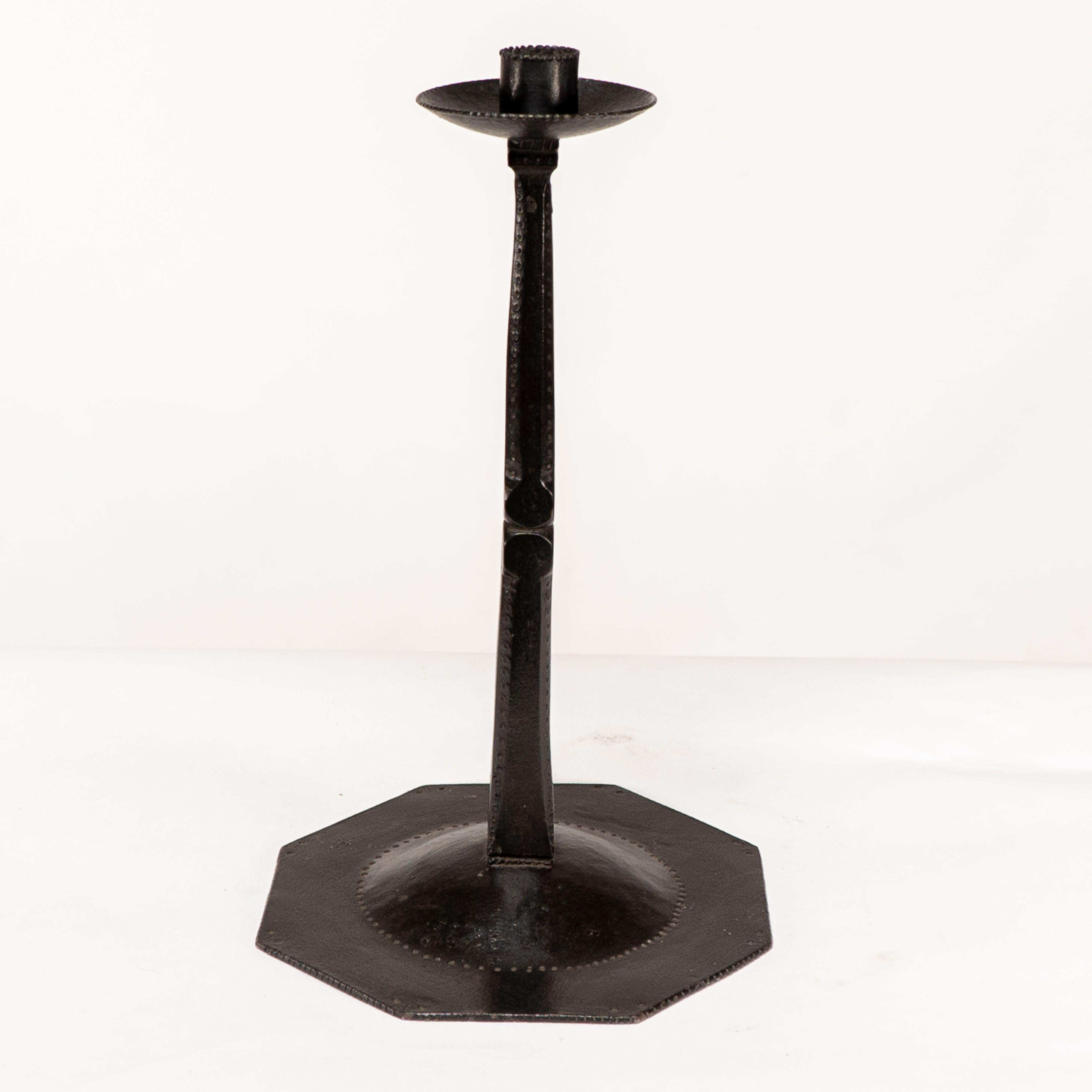 Ernest Gimson e realizzato da Alfred Bucknell. Un raro candelabro in acciaio insolitamente alto in vendita 1