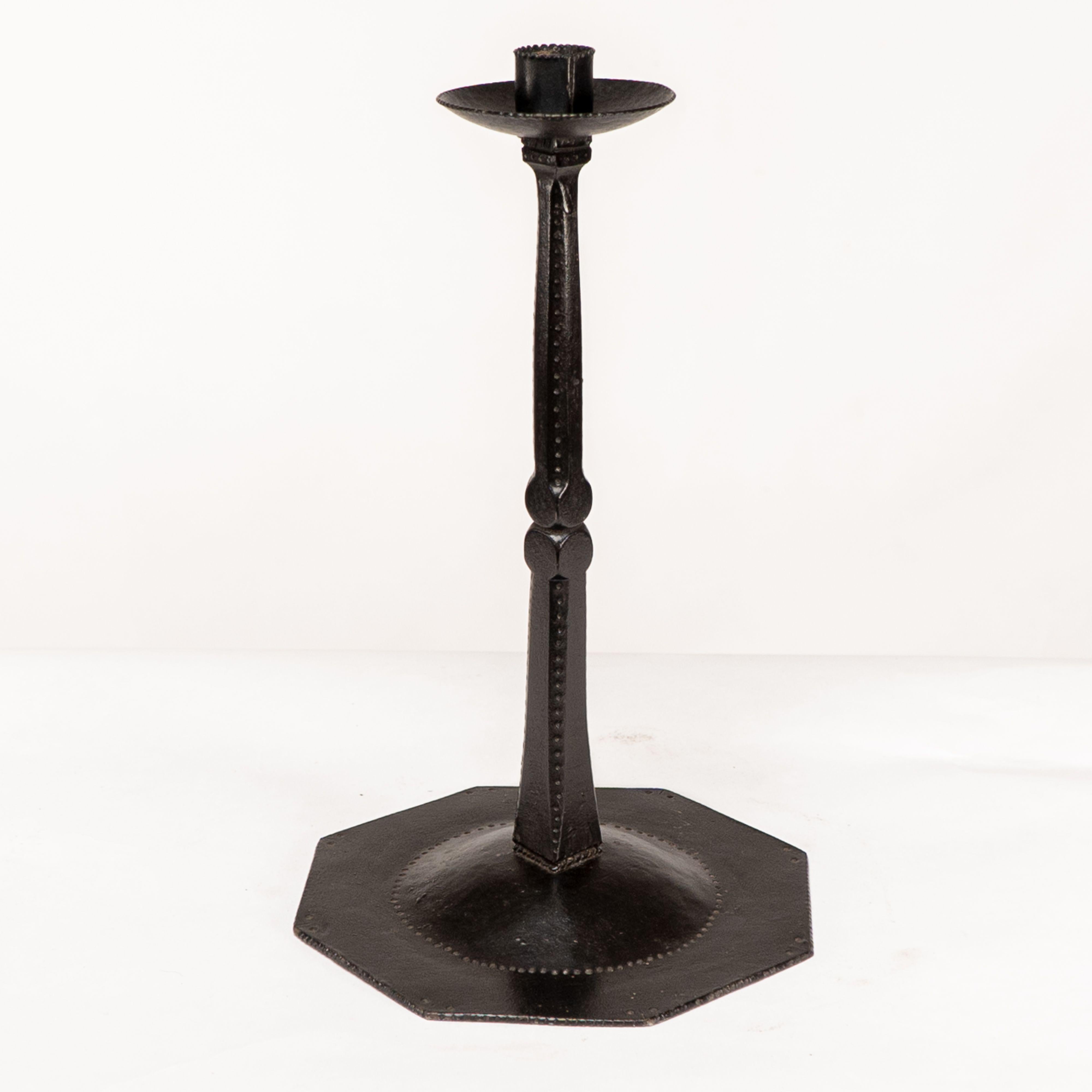 Ernest Gimson e realizzato da Alfred Bucknell. Un raro candelabro in acciaio insolitamente alto in vendita 2