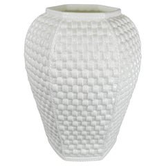 Vase en porcelaine irlandaise tissé en panier conçu par Sybil Connolly pour Tiffany & Co