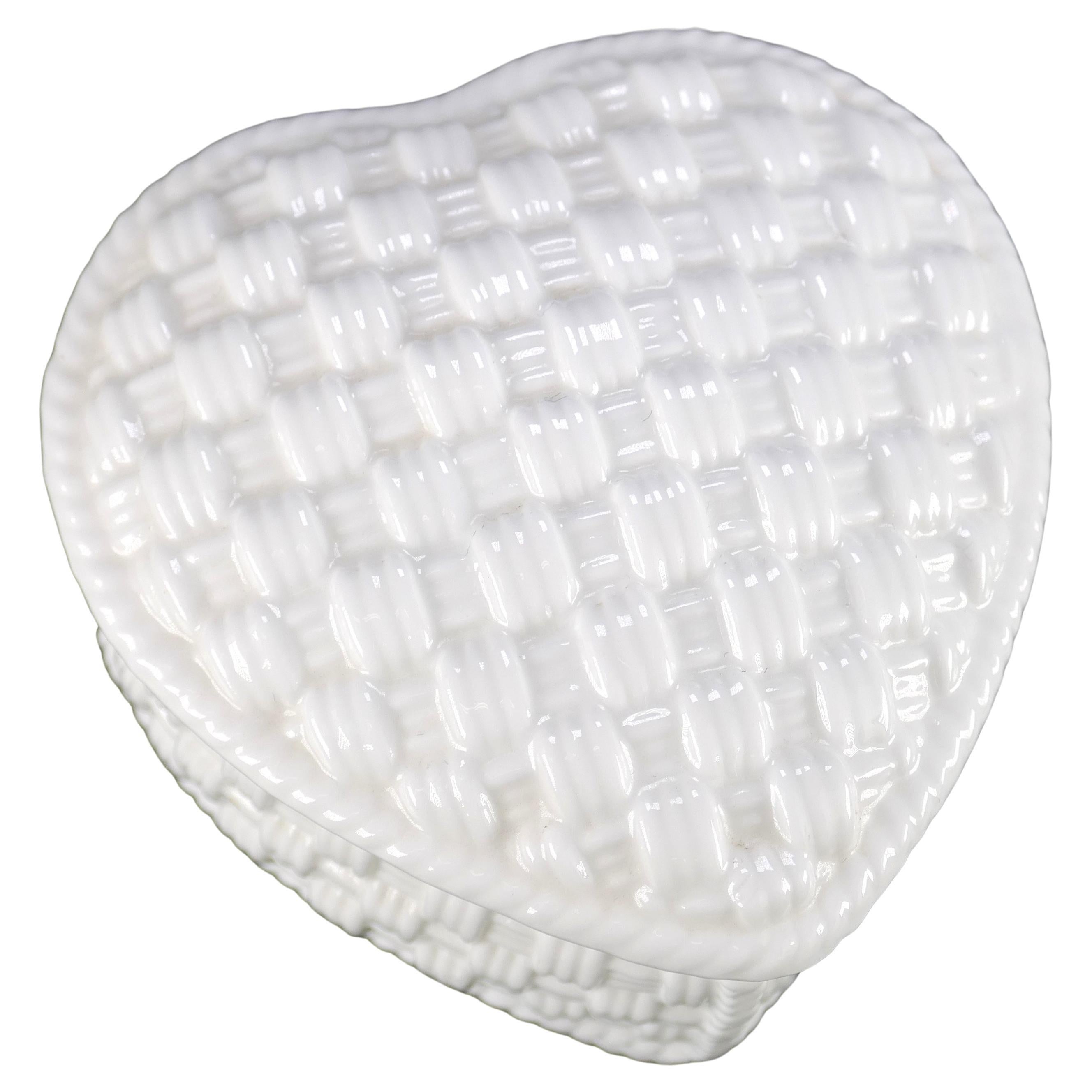 Diseñado por Sybil Connolly para Tiffany & Co. Caja de baratijas de porcelana en forma de corazón