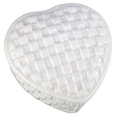 Diseñado por Sybil Connolly para Tiffany & Co. Caja de baratijas de porcelana en forma de corazón