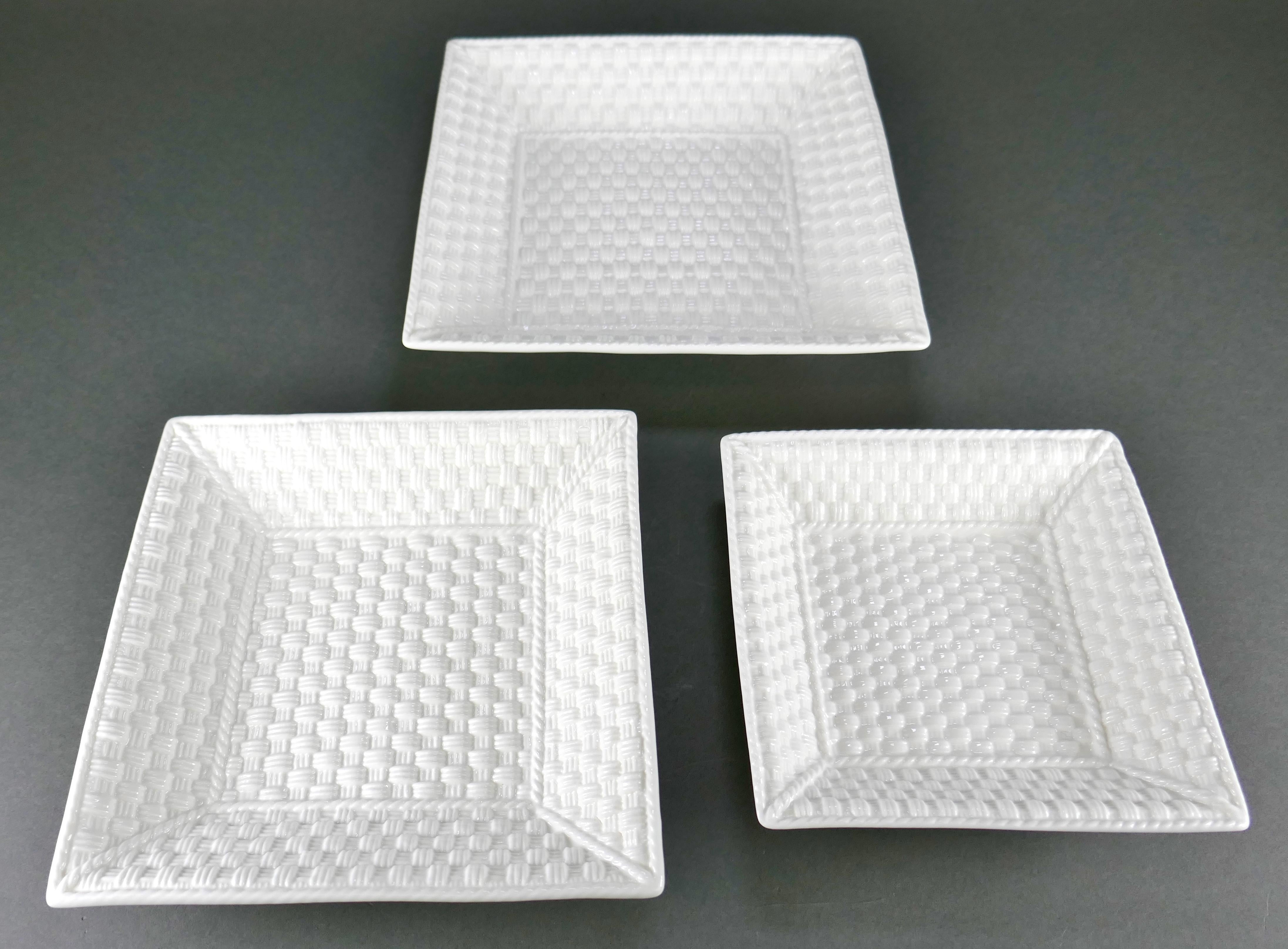 Ensemble de trois plateaux gigognes/bols bas en porcelaine tressée, conçus par la créatrice de mode irlandaise Sybil Connolly pour Tiffany & Co. La plus grande mesure 7 5/8