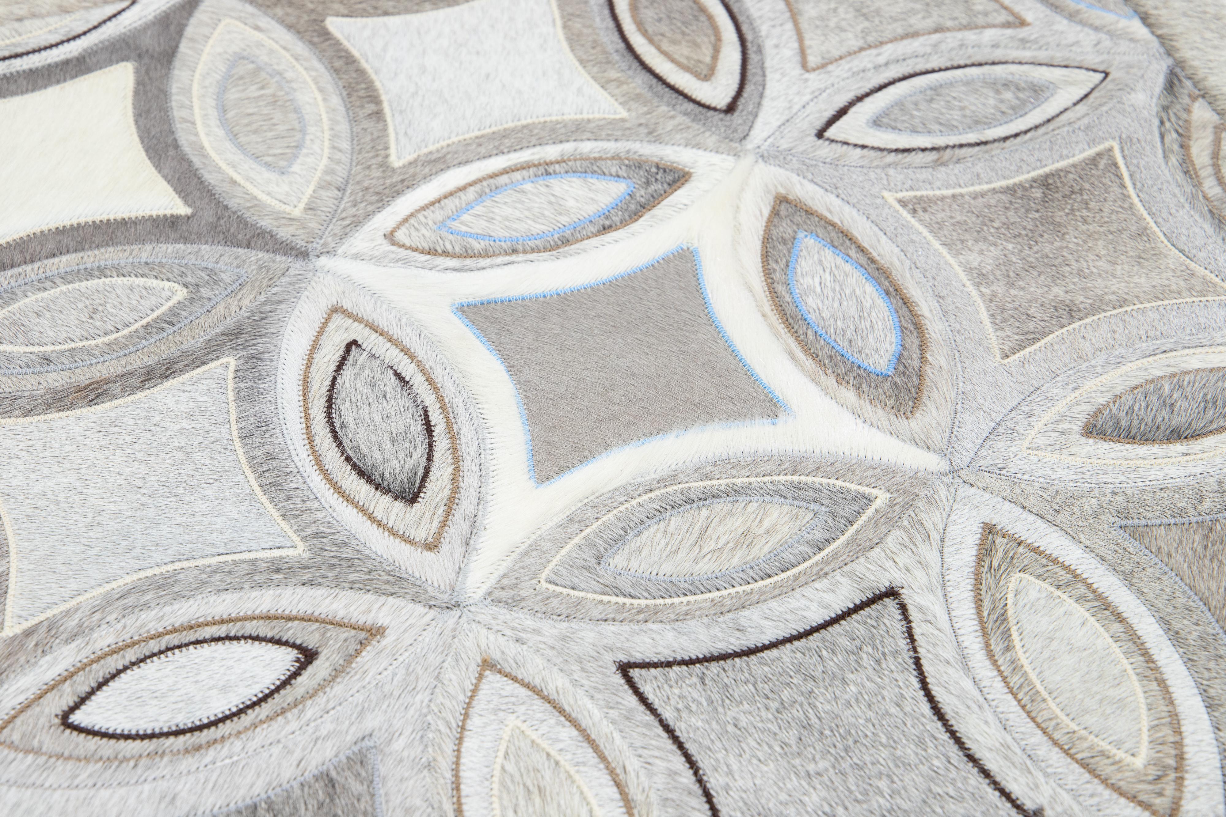 Der Modern Genuine Cowhide Leather Custom Rug lässt sich in Größe und Farbe individuell anpassen. Handgefertigt aus echtem Rindsleder, strahlt er außergewöhnliche Qualität und Haltbarkeit aus. Es wird aus Argentinien bezogen und hat eine Vorlaufzeit