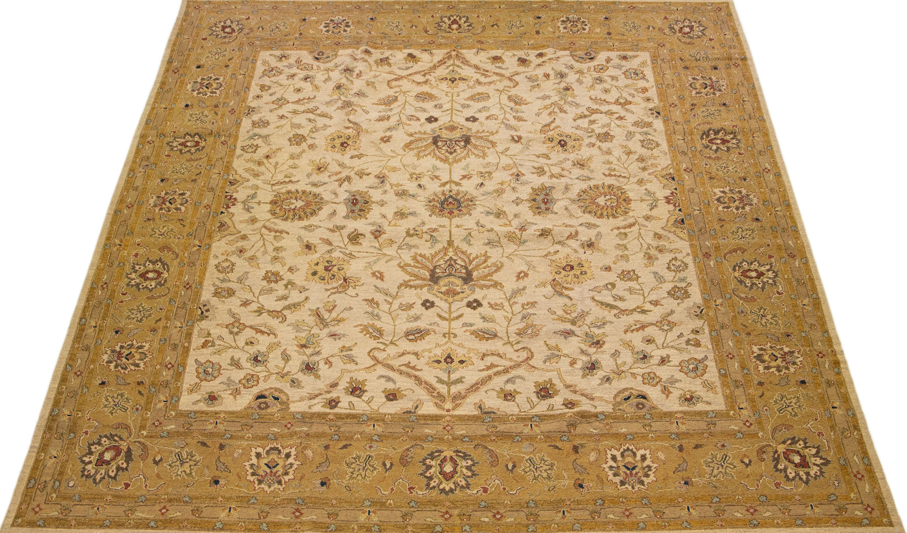 Moderner handgefertigter Oversize-Wollteppich in Beige, Peshawar (Indisch) im Angebot