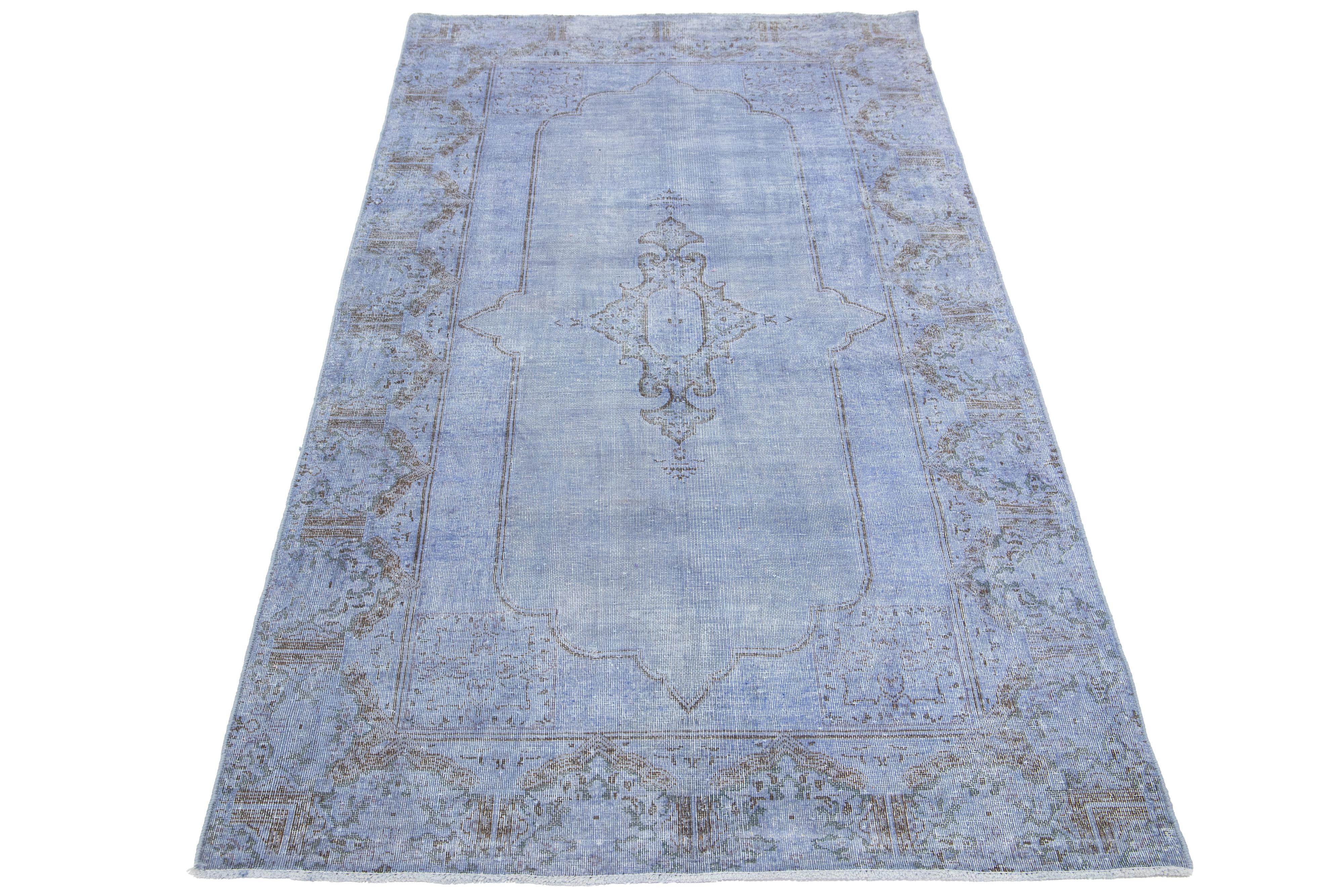 Dieser Vintage-Teppich aus gefärbter persischer Wolle besticht durch ein hellblaues Farbfeld mit charmanten braunen Blumenakzenten.

Dieser Teppich misst 3'4