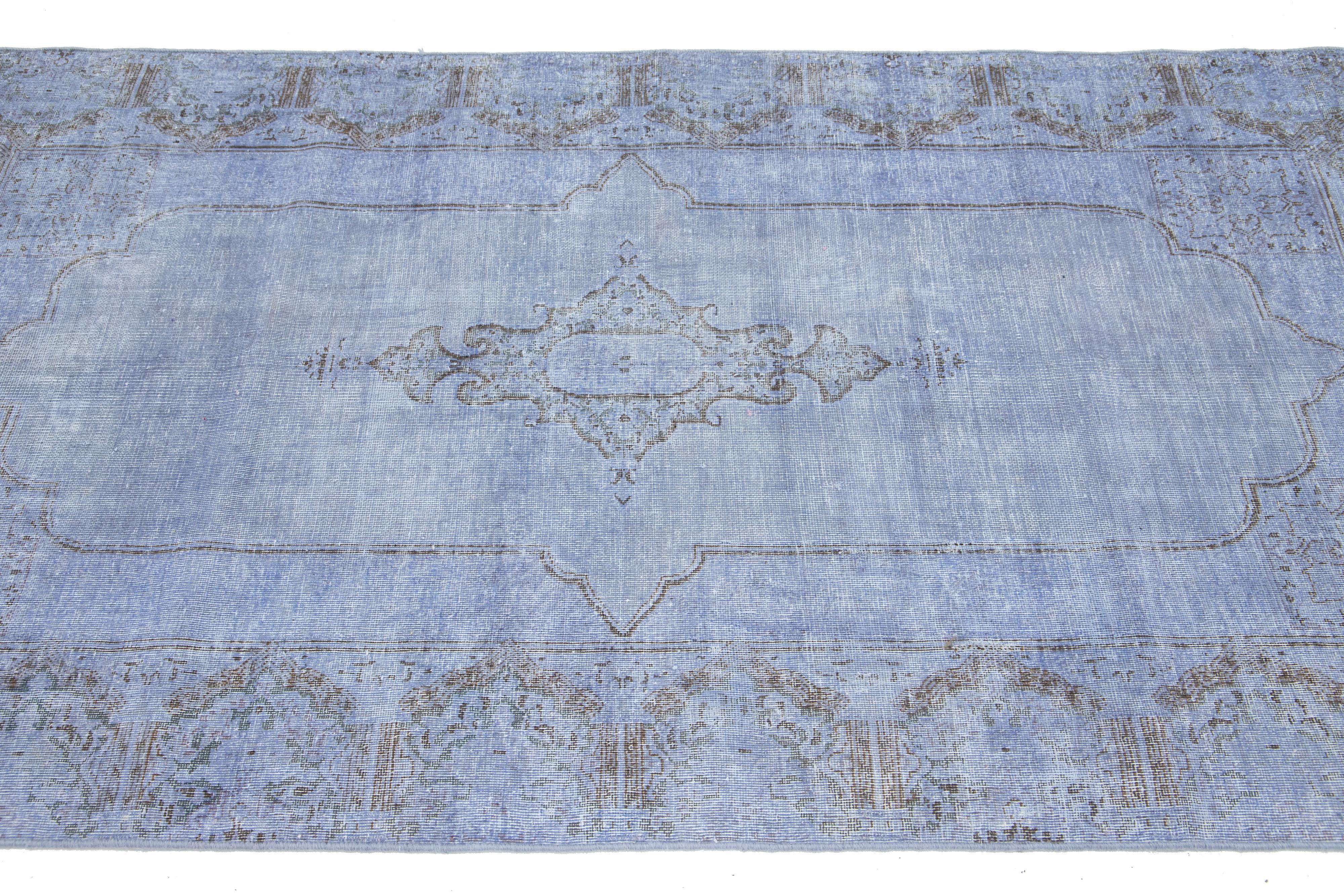 Persischer Overdyed-Wollteppich in Hellblau, entworfen (Handgeknüpft) im Angebot
