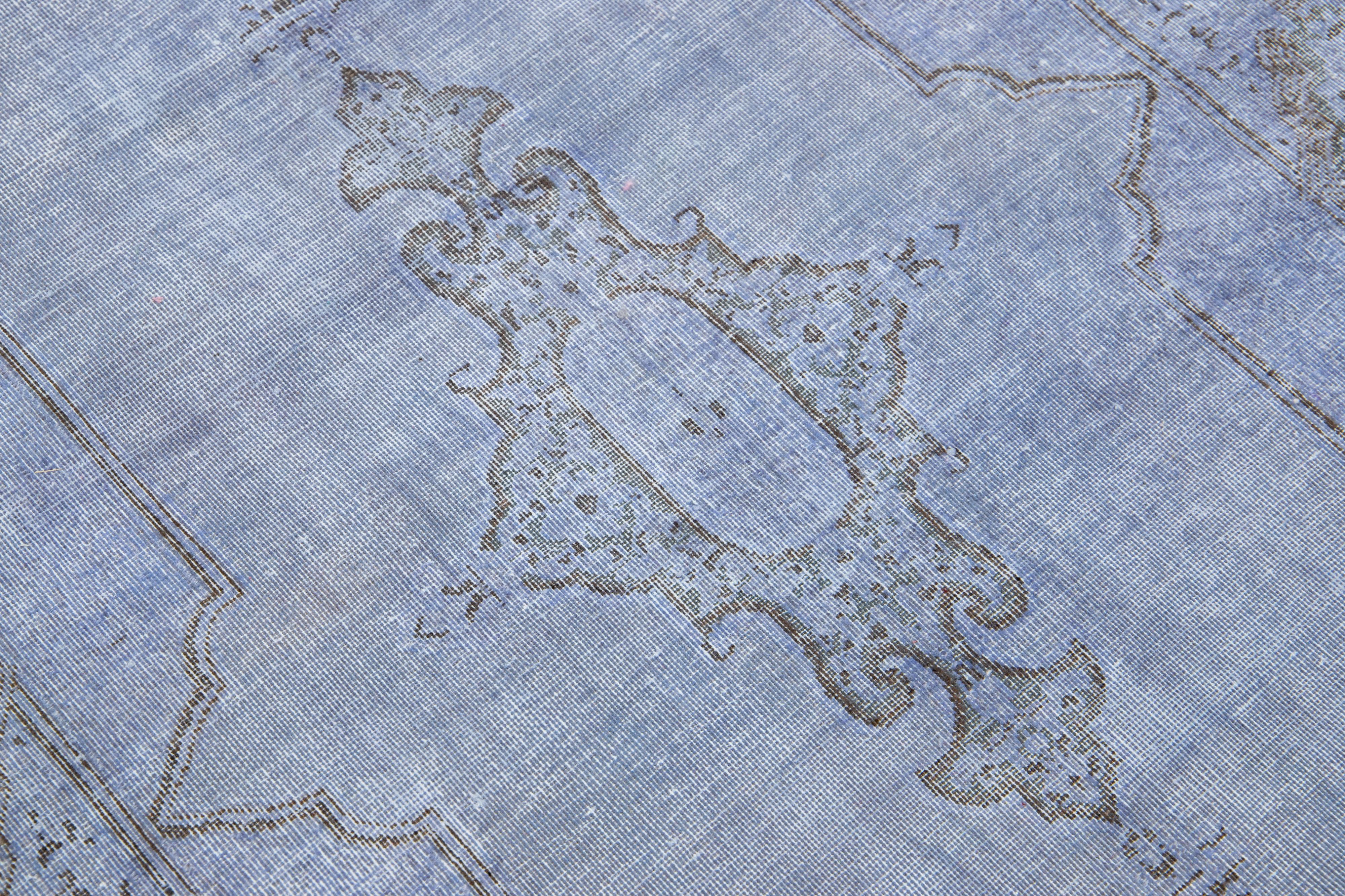 Persischer Overdyed-Wollteppich in Hellblau, entworfen (20. Jahrhundert) im Angebot