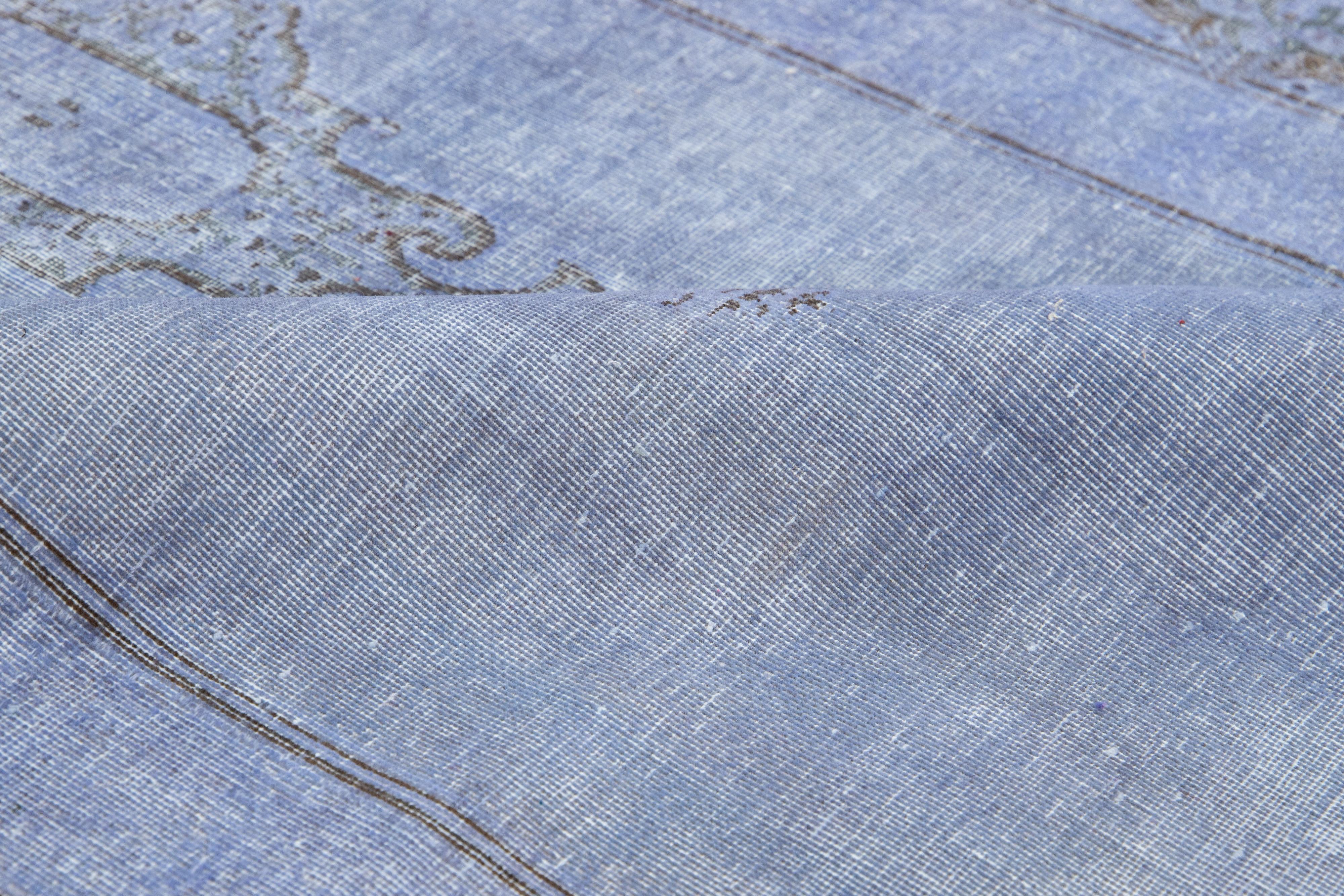Persischer Overdyed-Wollteppich in Hellblau, entworfen (Wolle) im Angebot