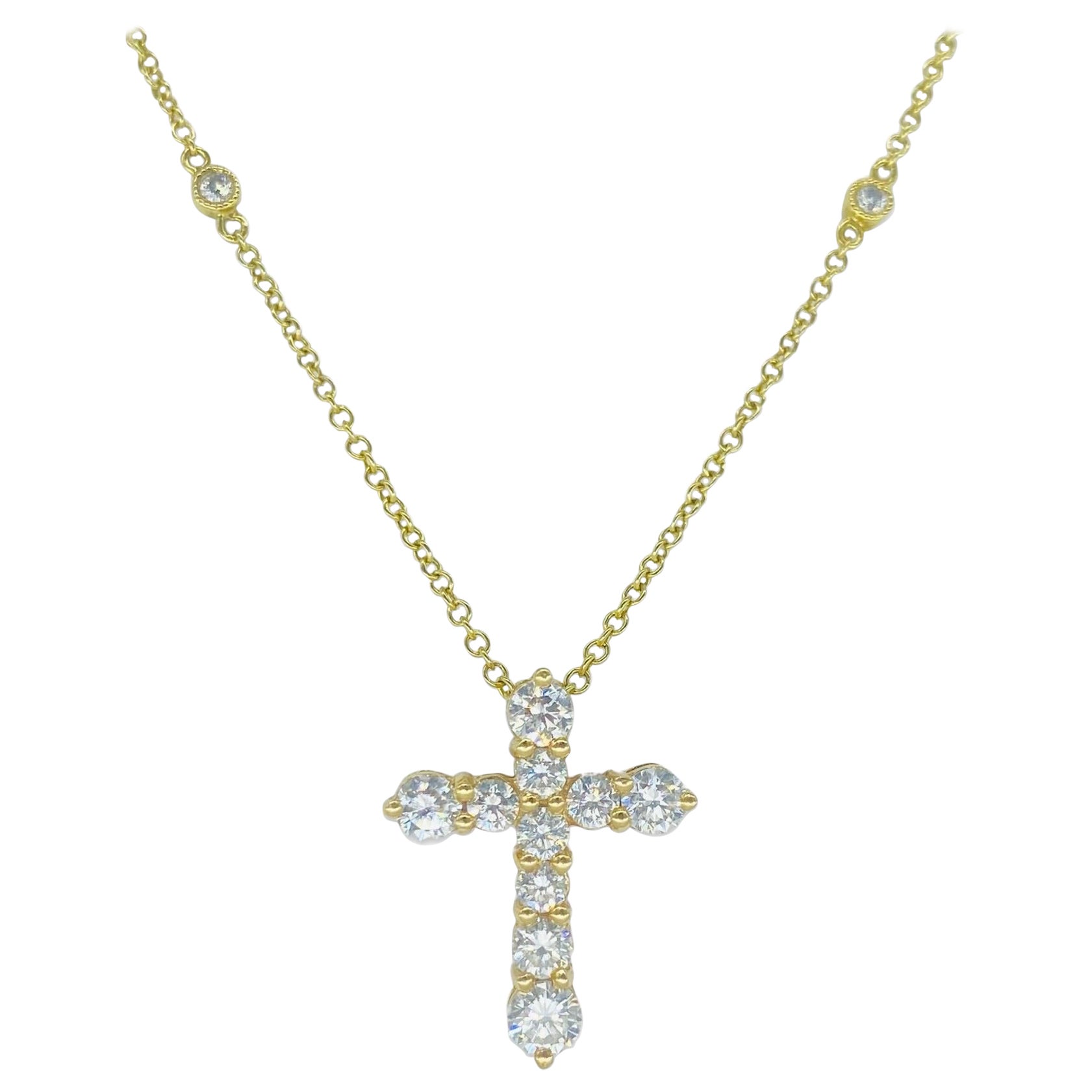 Collar de oro de 18 quilates con colgante en forma de cruz y diamantes de 1,00 quilate en venta