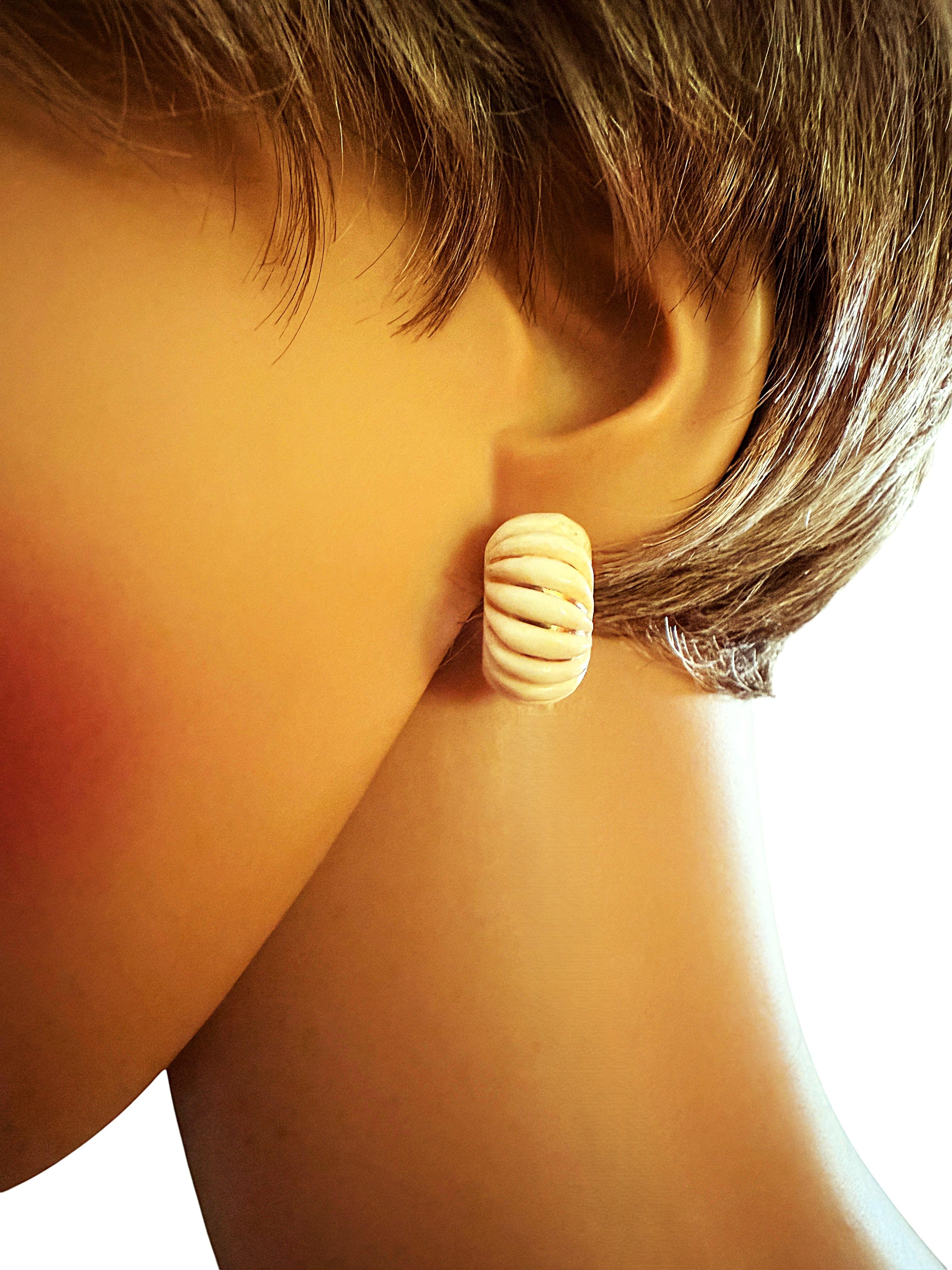 Designer 14k Yellow Inlaid Gold Dome Hard-stone Wire Inlay Earrings Post in vendita 5