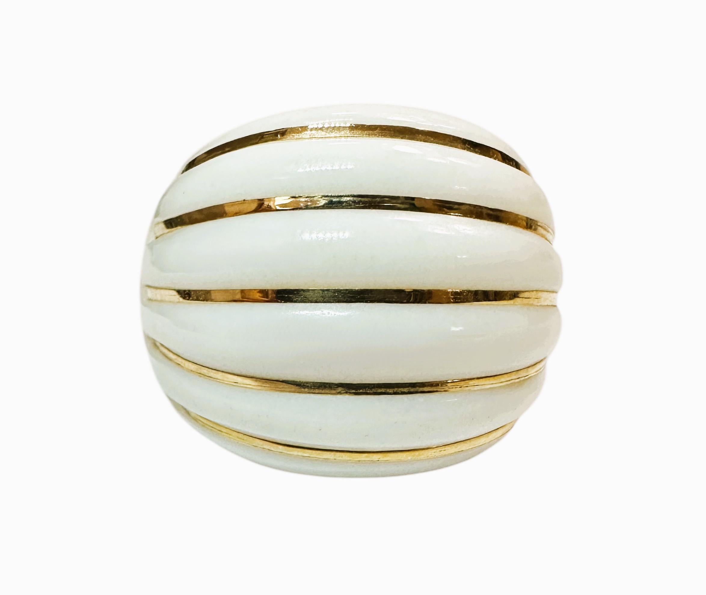 C'est une bague vraiment cool.  Il est fabriqué par la société de joaillerie Milor en Italie.  La bague est une bague dôme de style bombe dans un design nervuré défini par des bandes incrustées d'or jaune 14k signé Milor Italie et estampillé 14K. 