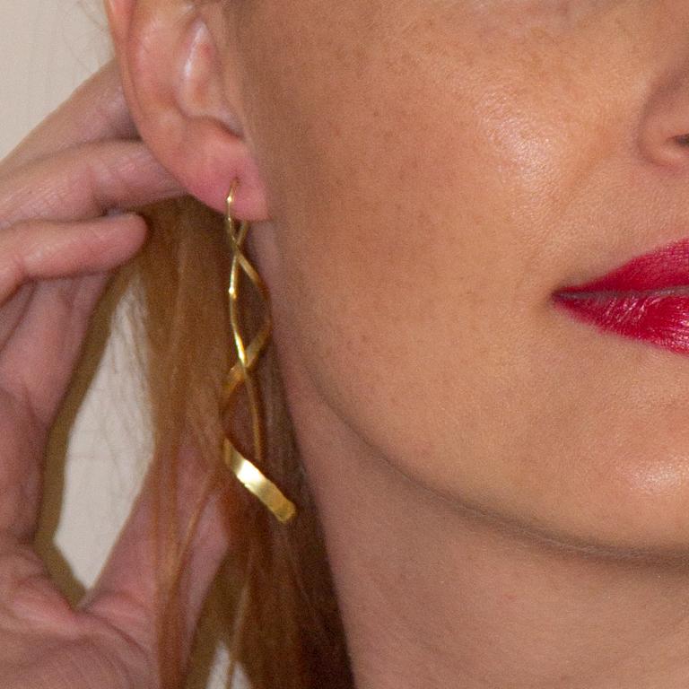 Das sind so elegante und raffinierte baumelnde goldene Designer-Ohrringe. Der breiteste untere Teil der handgefertigten Helix-Spirale fängt das Licht wunderschön ein, wenn Sie sich bewegen, und sieht entweder mit hochgestecktem/kurzem Haar oder
