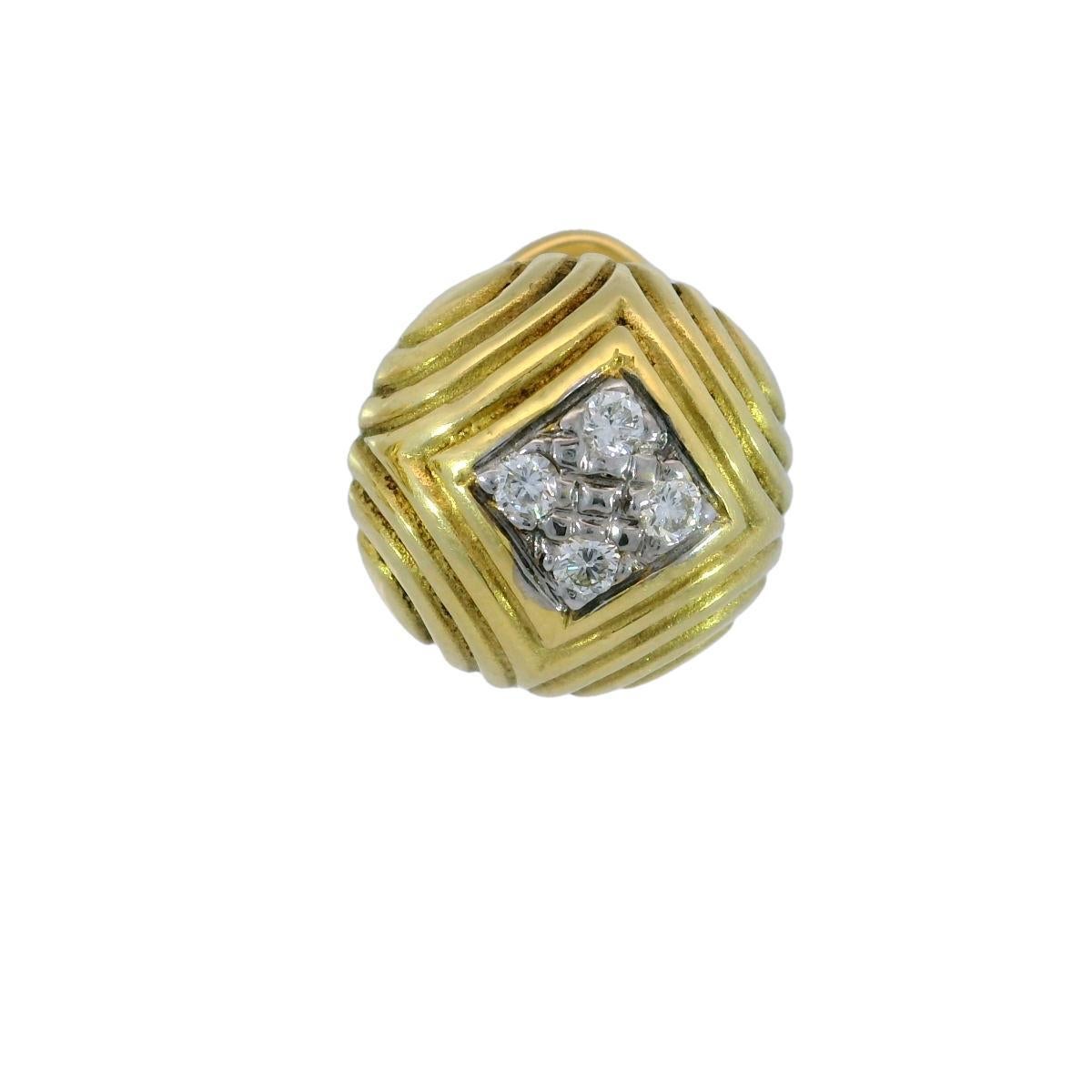 Orecchini a bottone con diamanti in 18 carati di MAZ Omega Clip Back ~.24ctw 

Questi orecchini tondi di Maz sono caratterizzati da un'attenta combinazione di diamanti e oro in un design classico e scultoreo. Al centro di ogni orecchino c'è un