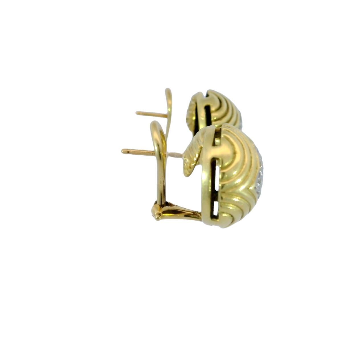 Taglio rotondo Orecchini a bottone con diamanti in 18 carati di MAZ Omega Clip Back ~.24ctw in vendita