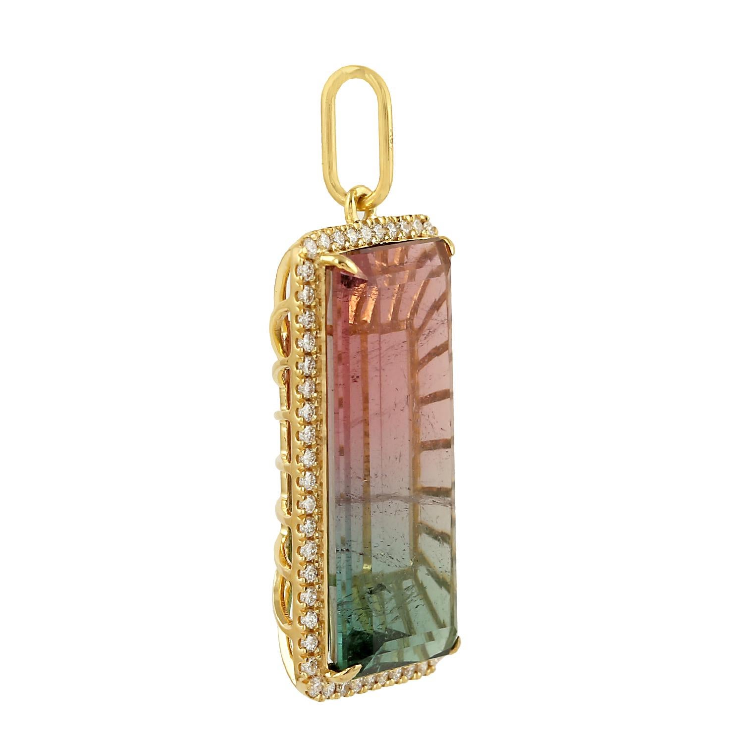 Dieser Designer-Anhänger aus 18-karätigem Gold zeigt einen schönen Turmalin-Anhänger mit weißen Diamanten in 18-karätigem Gold.

18K:3.251g,
Diamond:0.45ct,
Tourmaline:18.05ct