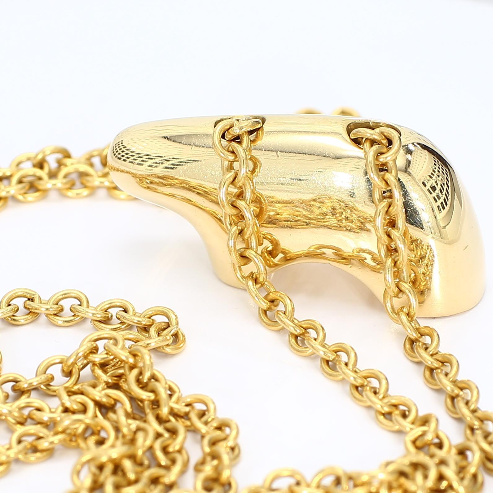 Il s'agit d'un pendentif en forme d'ours en or jaune 18 carats de la bijouterie 