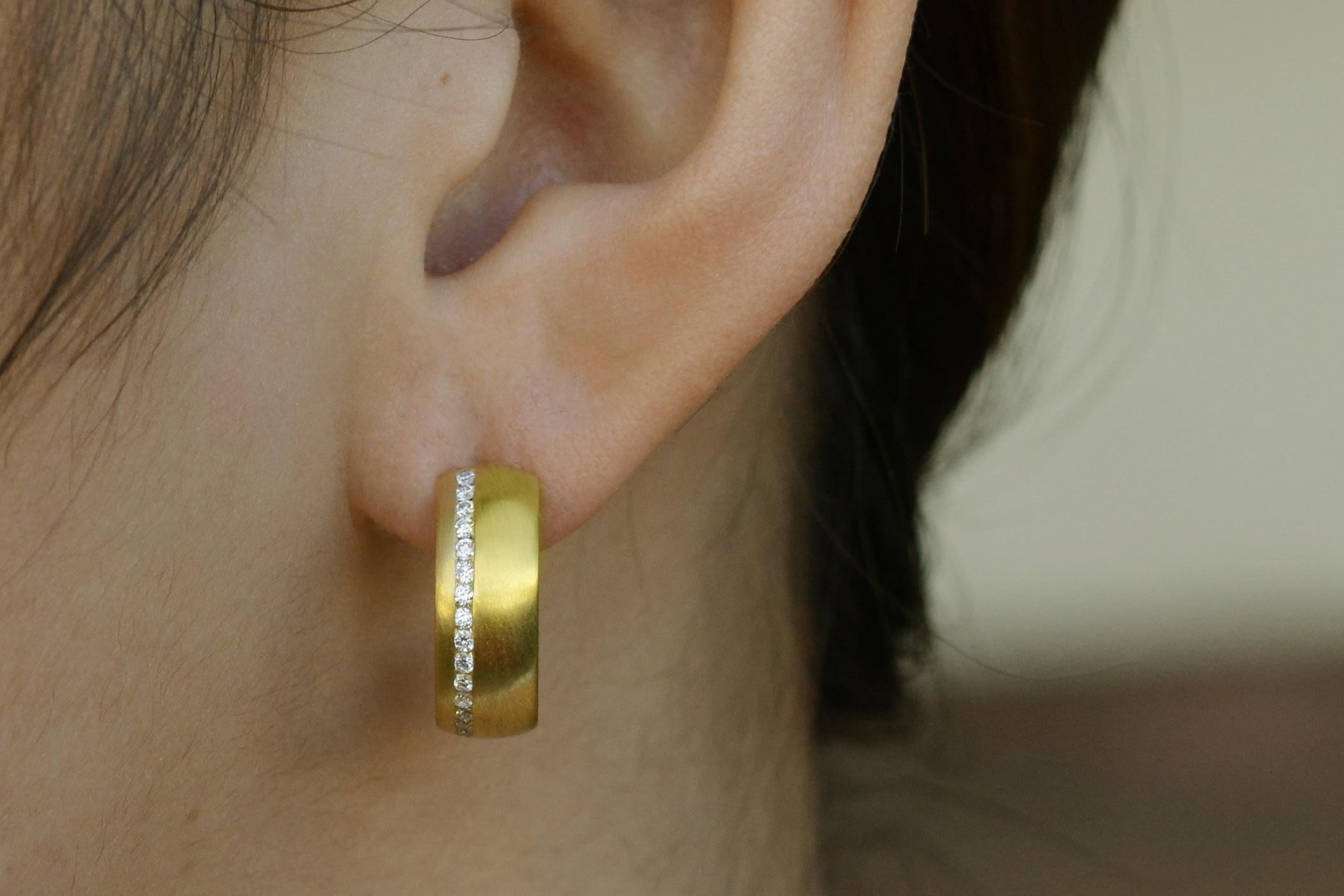 Diese Designer-Diamant-Ohrringe sind perfekt für einen schicken, mühelosen Look. Das luxuriöse, satinierte 18-karätige Gelbgold passt zu jedem Outfit. Eine versetzte Reihe schlanker, kanalgefasster Brillanten hebt den Stil hervor und hebt sie von