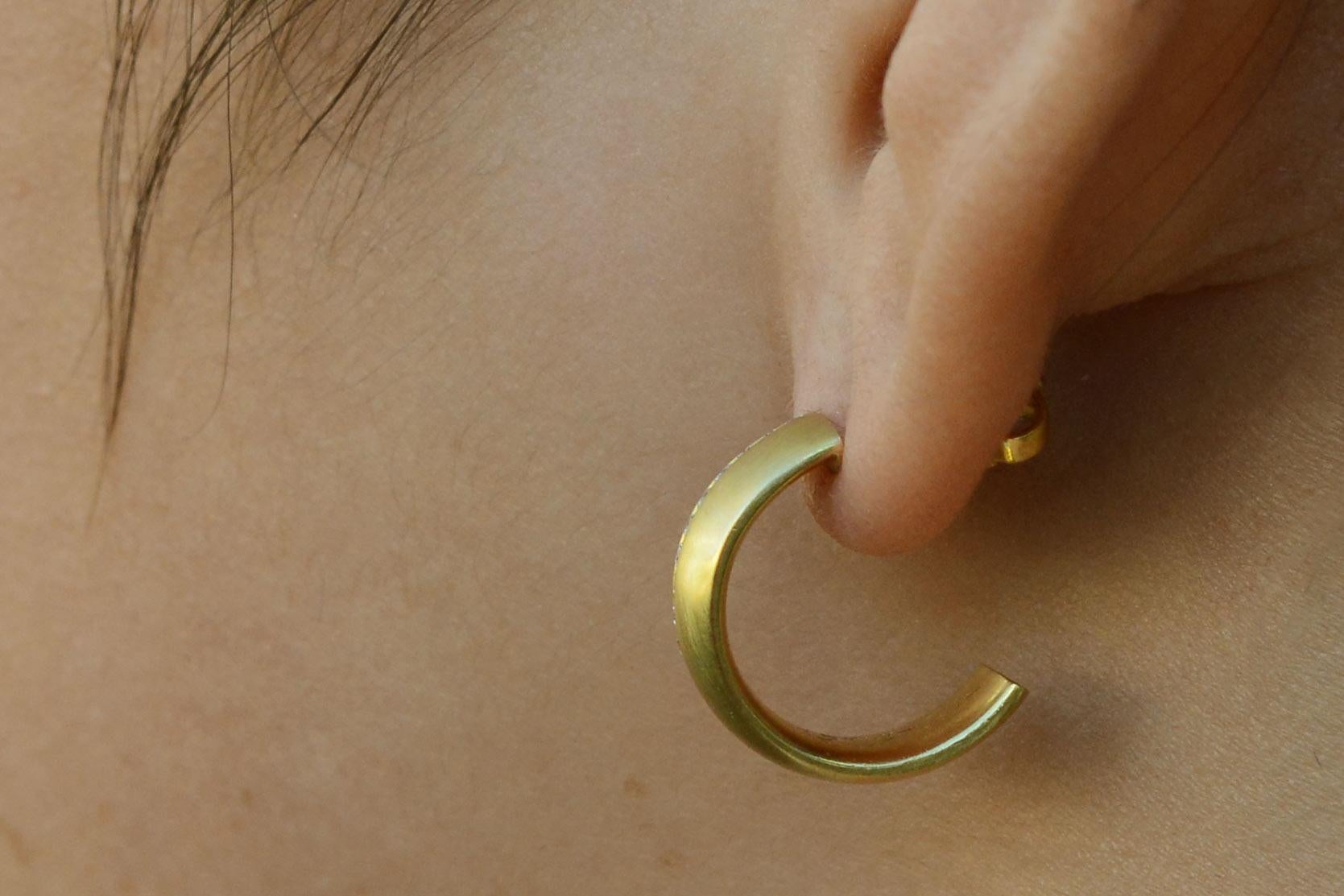 breite Designer-Ohrringe aus 18 Karat Gelbgold mit Diamanten (Zeitgenössisch) im Angebot