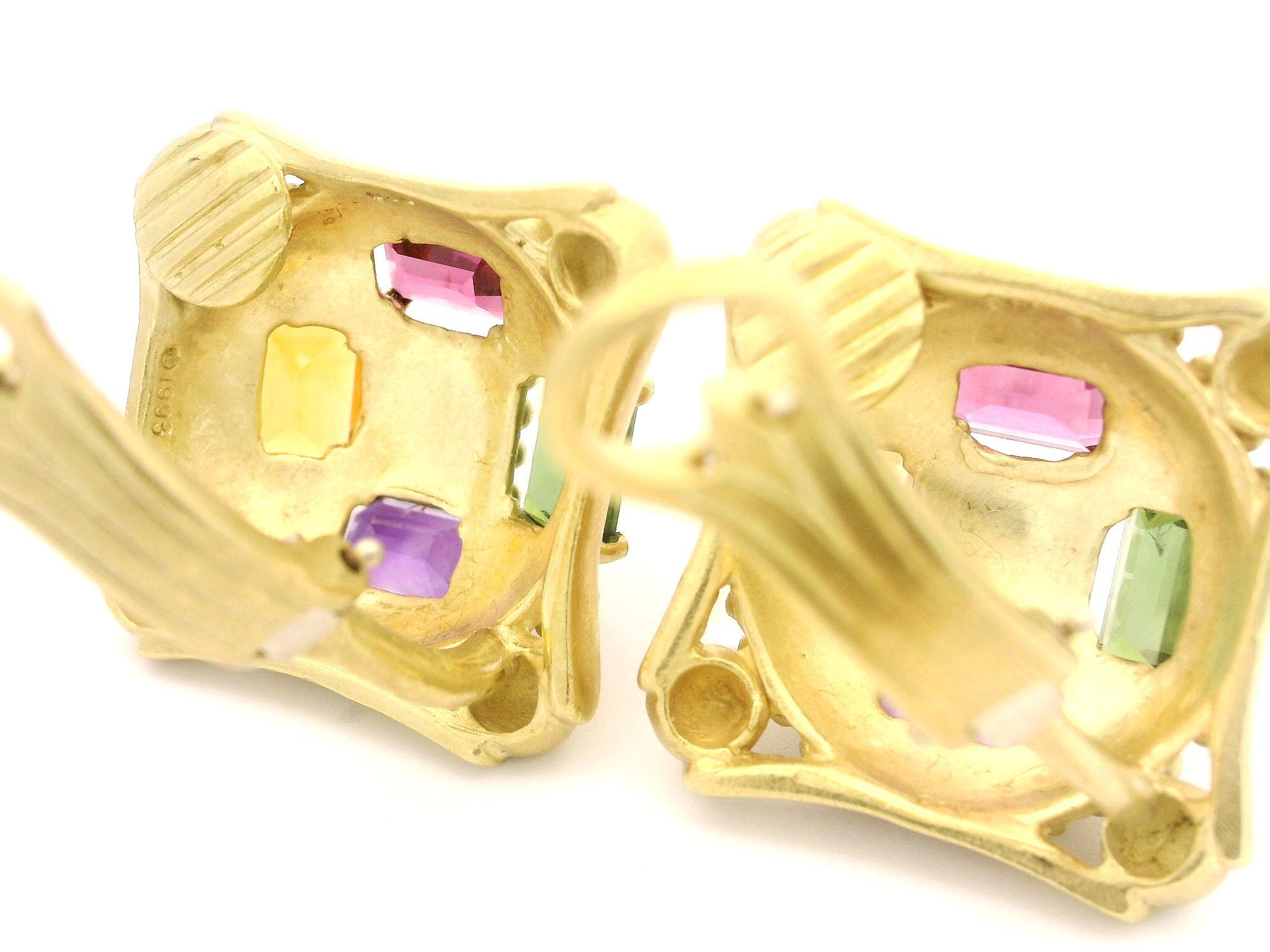 --Piedra(s):--
(8) Piedras preciosas naturales auténticas - talla esmeralda - engastadas - colores amarillo, rosa, verde y morado vivos - 7x4,8 mm cada una (aprox.)

Material: Oro amarillo macizo de 18 quilates 
Peso: 26,17 gramos
Fijación: Cierres