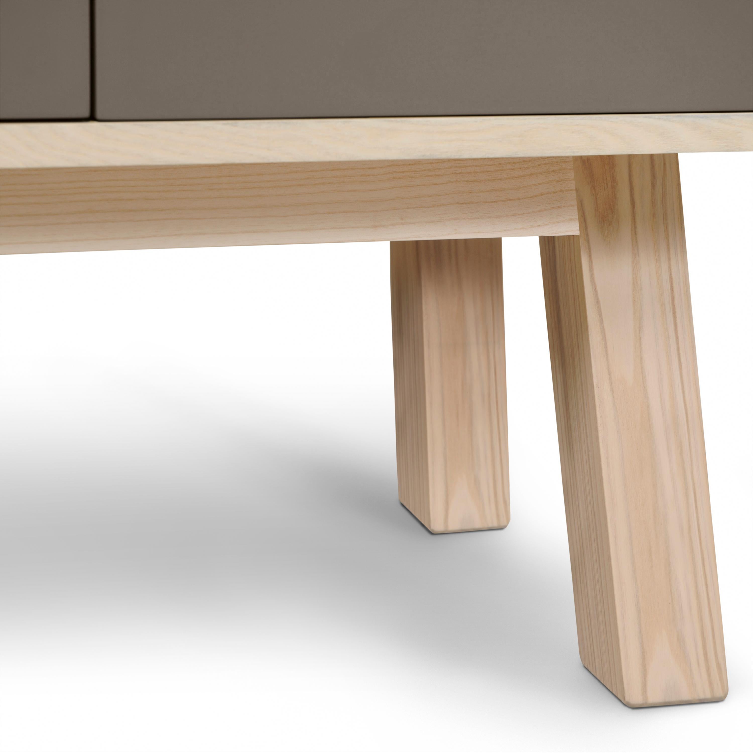 Armario bajo de madera personalizable de 2 puertas gris chocolate, fabricado a mano en Francia en venta 2