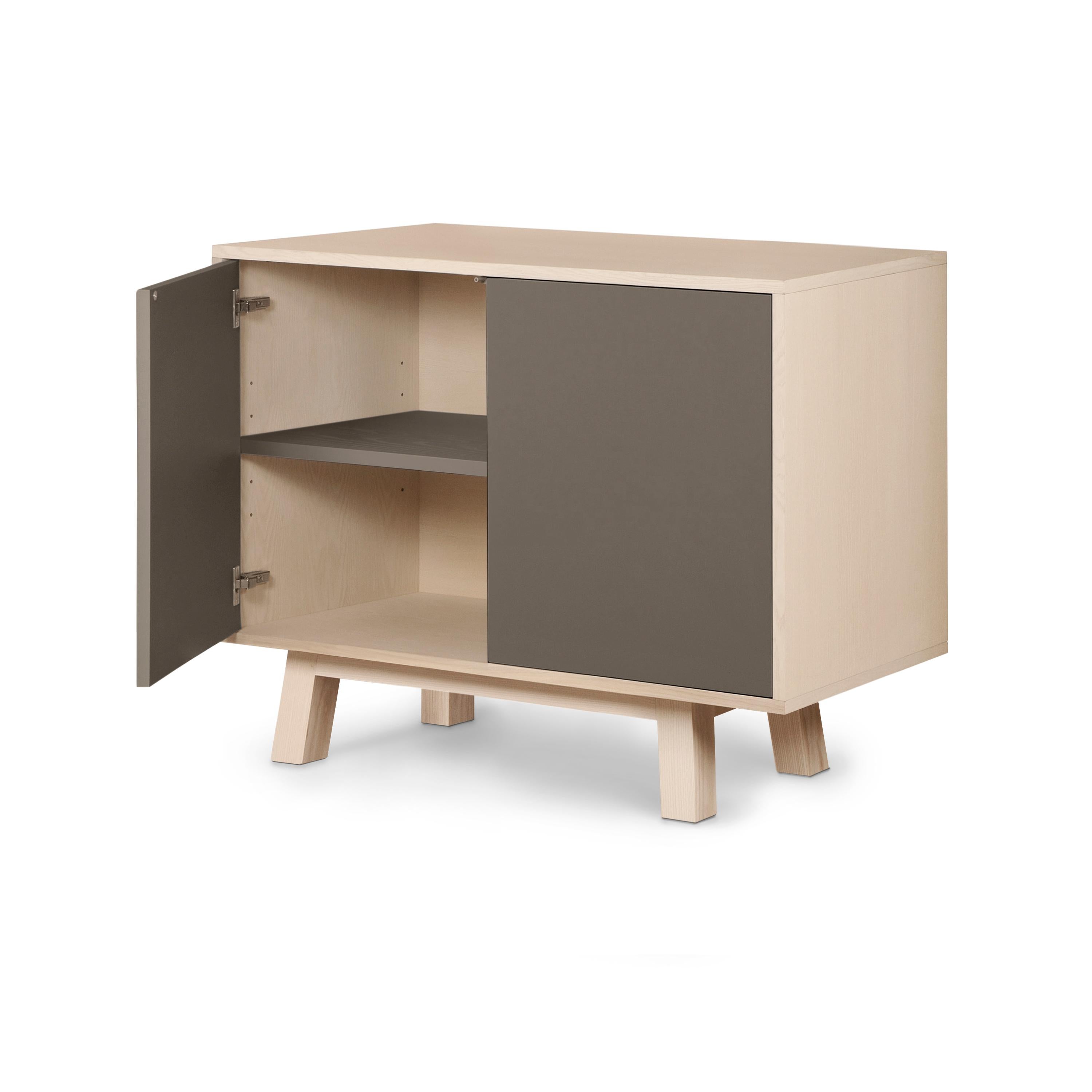 Este armario de 2 puertas está diseñado por Eric Gizard, París, y fabricado 100% a mano en Francia.

Está fabricada con madera maciza de fresno francés, chapa de adh y puertas lacadas en paneles de MDF. 

Las 2 puertas se abren con una presión de