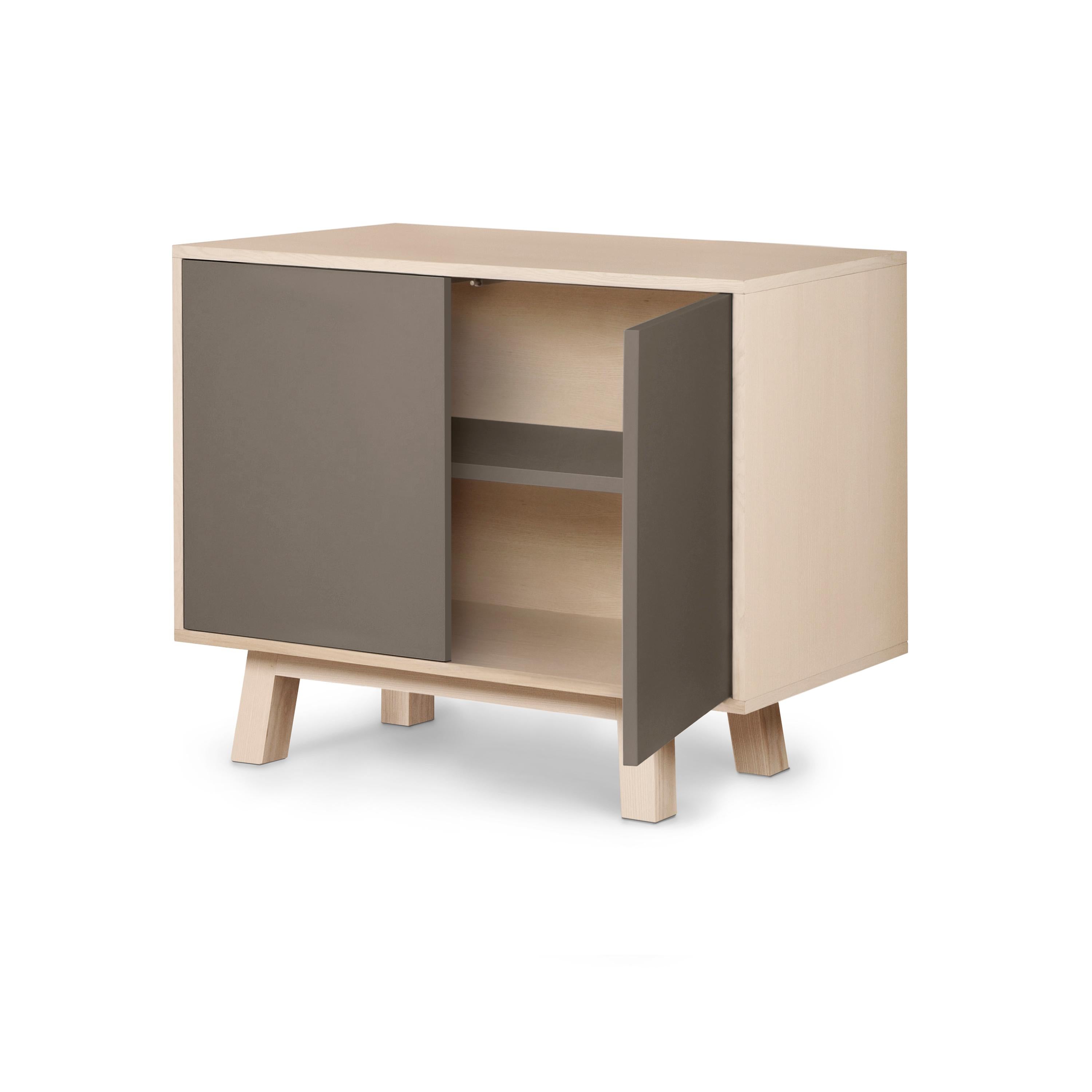 Armario bajo de madera personalizable de 2 puertas gris chocolate, fabricado a mano en Francia Escandinavo moderno en venta