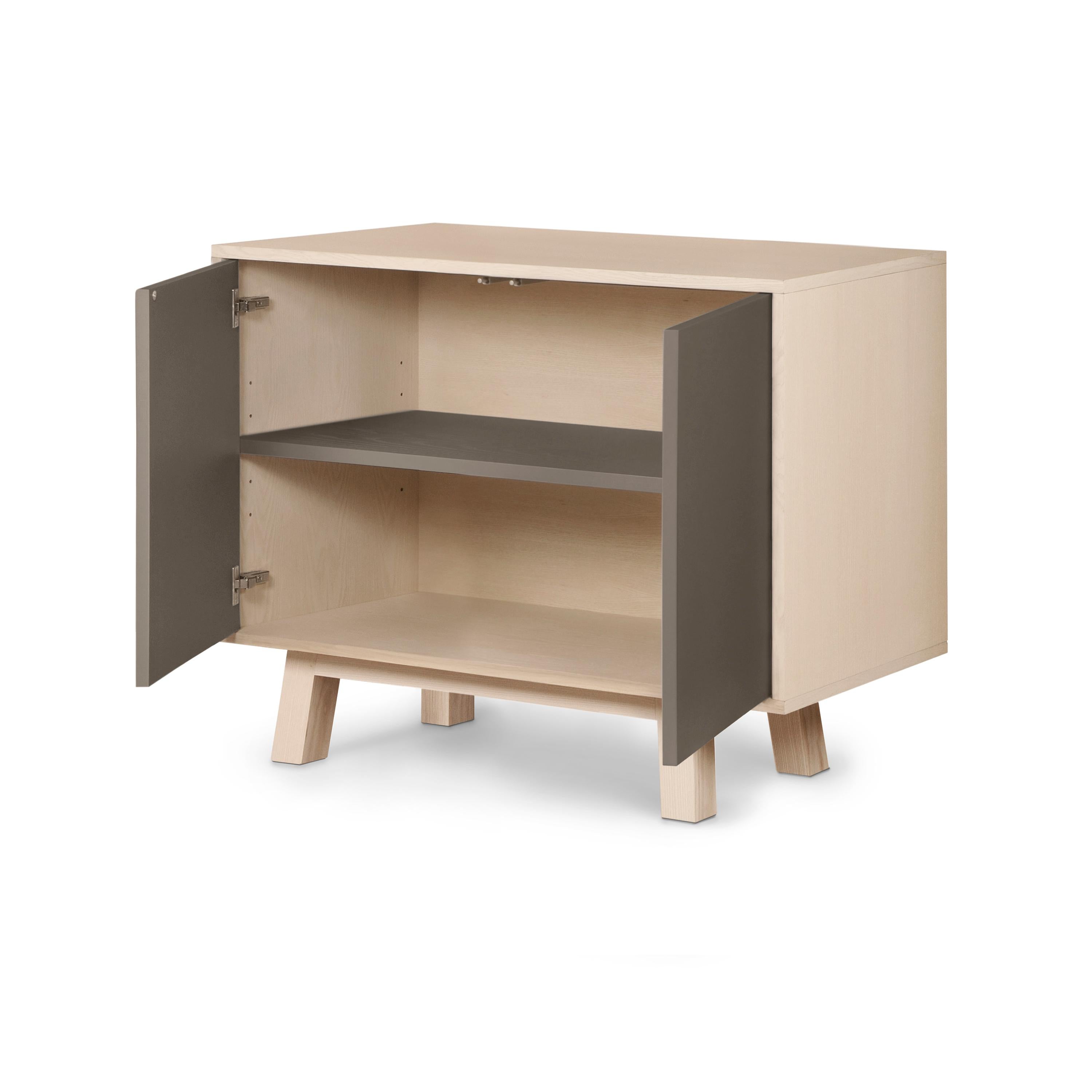 Armario bajo de madera personalizable de 2 puertas gris chocolate, fabricado a mano en Francia Francés en venta