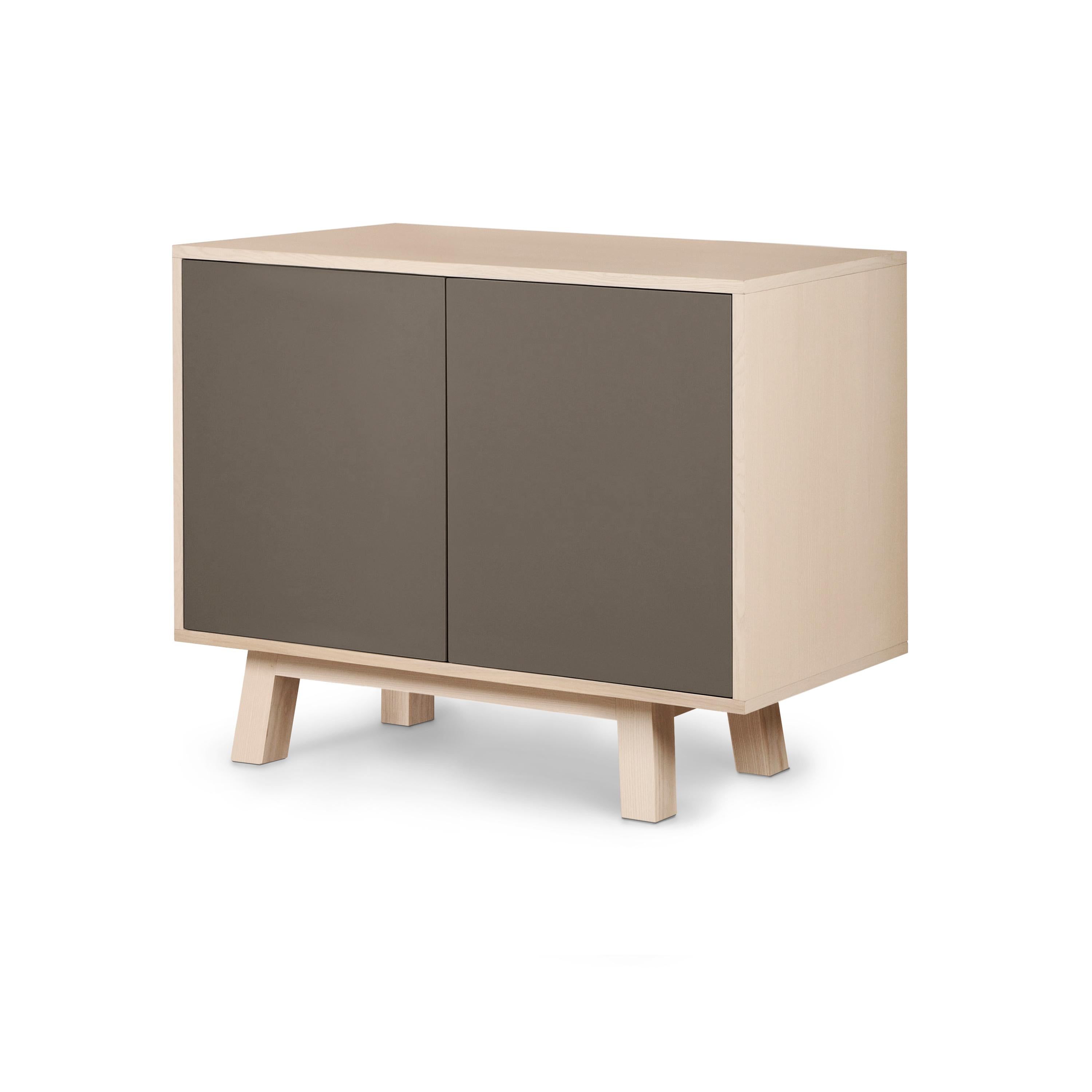 Armario bajo de madera personalizable de 2 puertas gris chocolate, fabricado a mano en Francia Lacado en venta