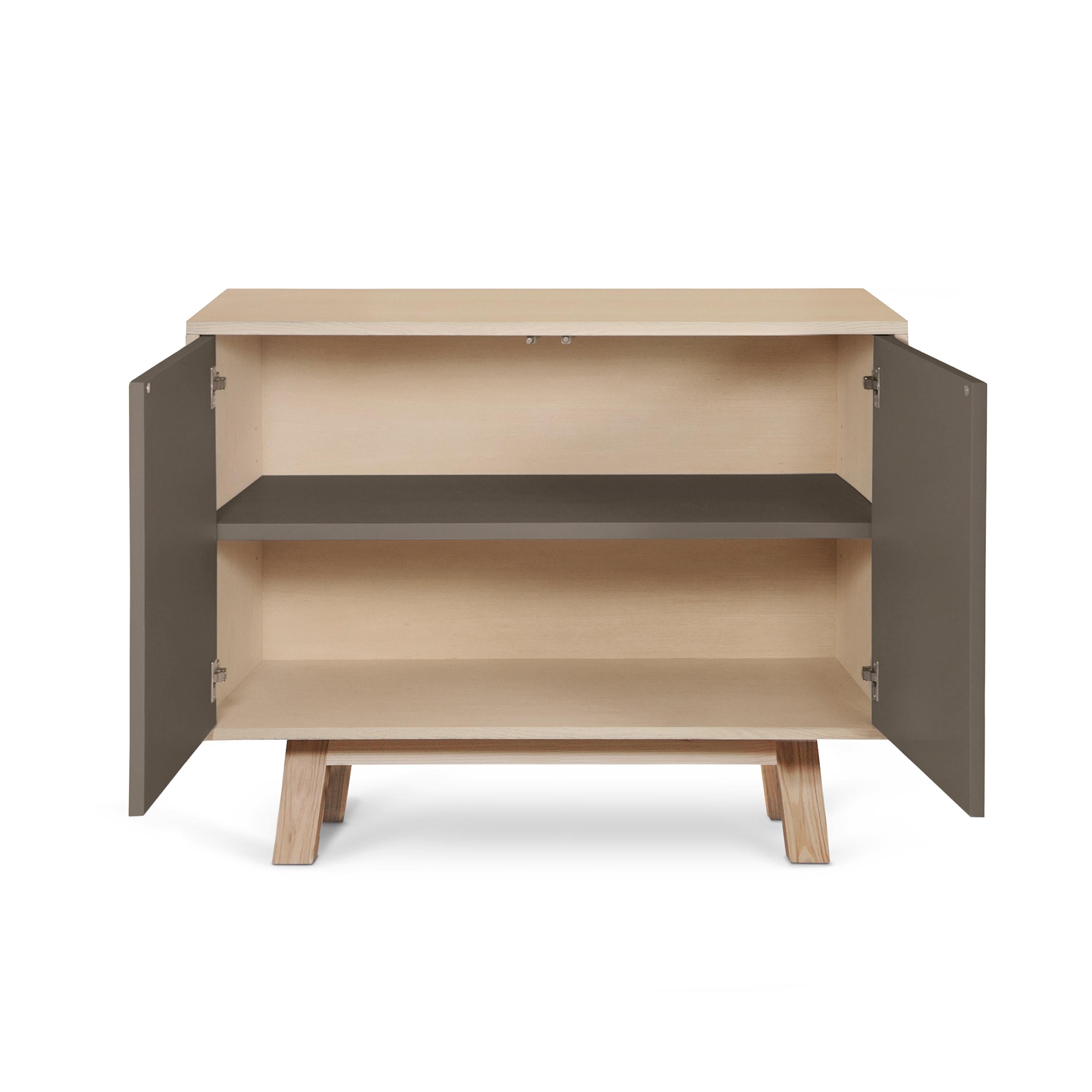 Armario bajo de madera personalizable de 2 puertas gris chocolate, fabricado a mano en Francia en Nuevo estado para la venta en Landivy, FR