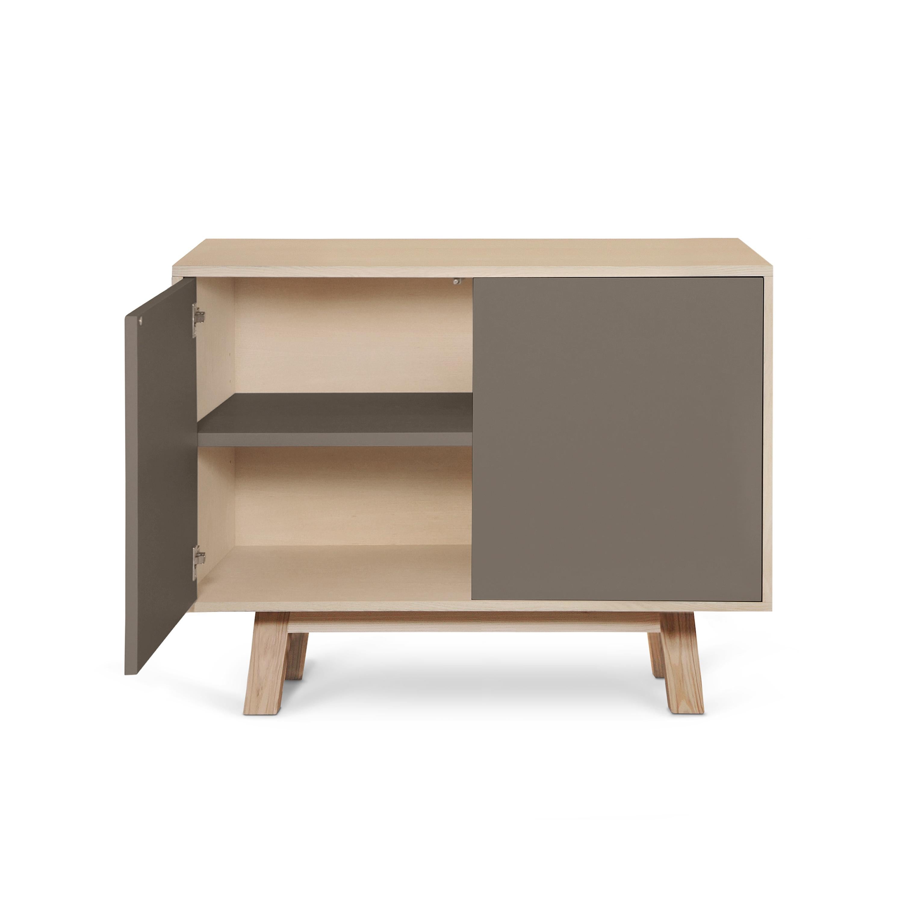 Armario bajo de madera personalizable de 2 puertas gris chocolate, fabricado a mano en Francia Madera en venta