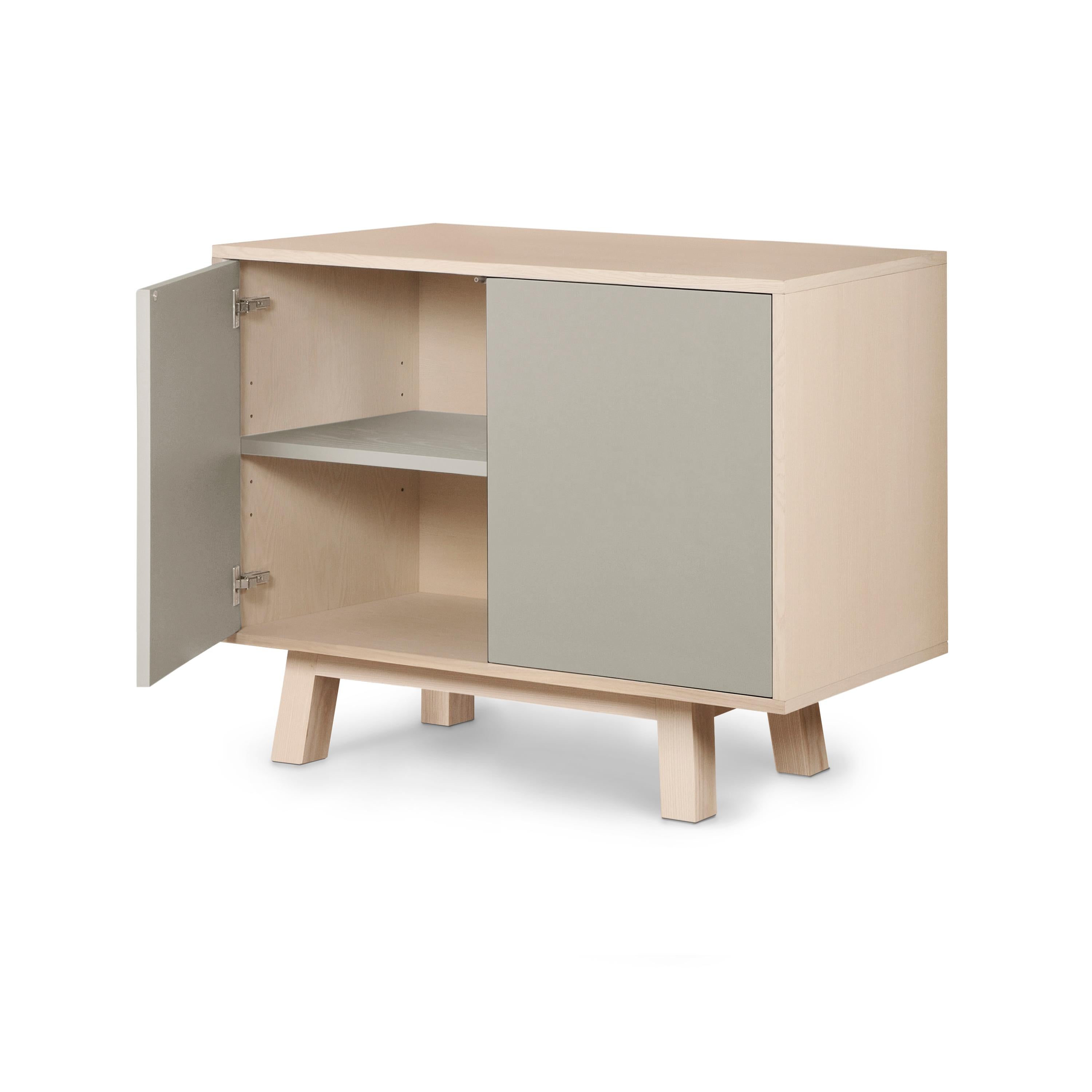 Scandinavo moderno Armadio basso di design a 2 ante in legno grigio chiaro, realizzato artigianalmente in Francia in vendita