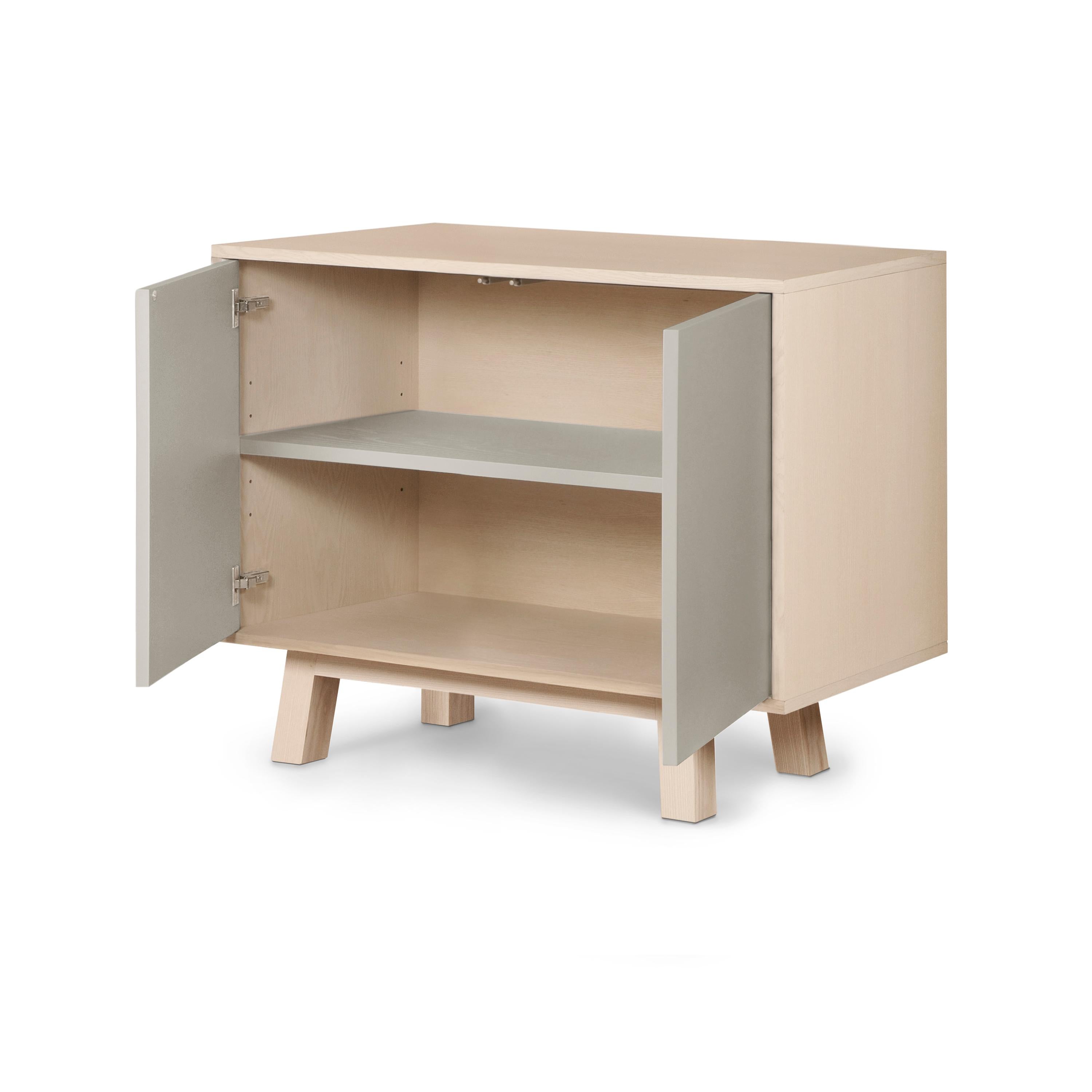 Francese Armadio basso di design a 2 ante in legno grigio chiaro, realizzato artigianalmente in Francia in vendita