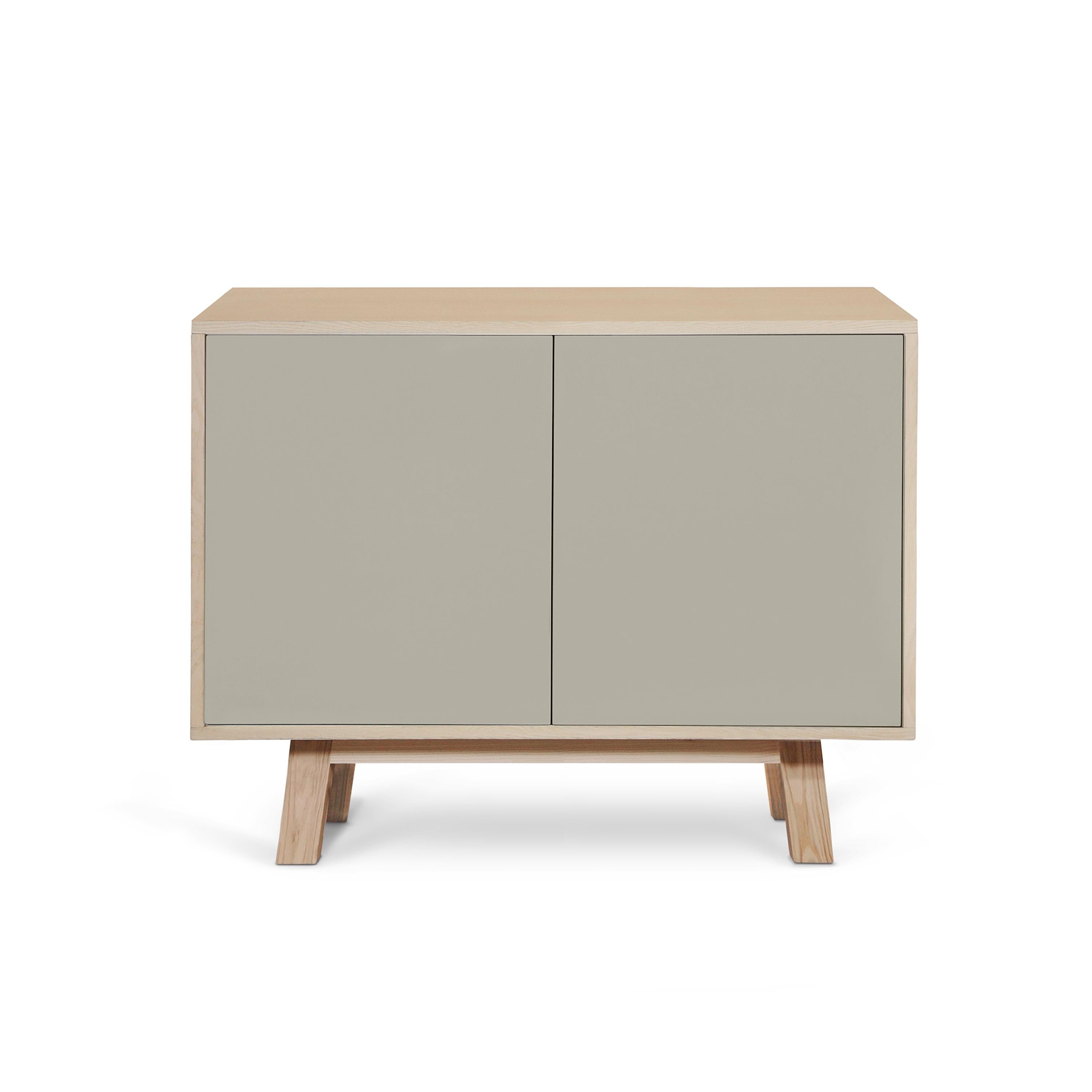 Armadio basso di design a 2 ante in legno grigio chiaro, realizzato artigianalmente in Francia In condizioni Nuovo in vendita a Landivy, FR